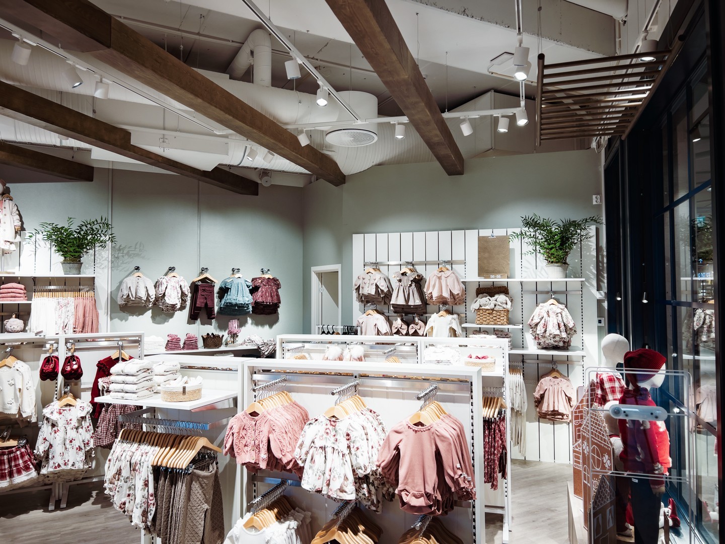 Vi har hatt gleden av å være en del av den nye Newbie-butikken på Værstetorvet! 🎉 Vi sto for montering av all innredning, og med prosjektledelse i alle ledd sikret vi en jevn prosess fra overtagelse fra senteret frem til et strålende sluttresultat. Takk til alle som var med på å få lokalet til virkelighet!
📍 Newbie, Værstetorvet i Fredrikstad
💼 #NewShopAS #RetailDesign #Interiør #Newbie #Prosjektledelse #Butikkdesign #Handleopplevelse