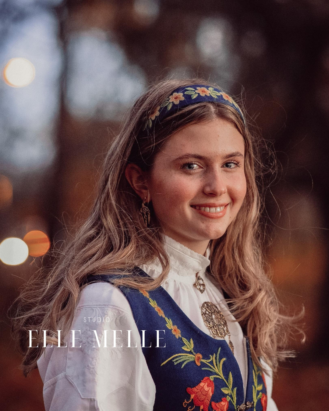 September betyr at høsten snart er her 🍂
Virkelig en helt nydelig tid for utefotografering. Definitivt min favorittårstid. Jeg elsker den lave sola og alle de gule og røde bladene som ligger på bakken.
Hils på nydelige Sigrid 💛
Disse bildene ble tatt på høsten i fjor 🍁
Ønsker du time kan det være lurt å booke time i god tid😊
#september #bunad #portraitphotography #studioellemelle #fotografmonicaholten #autumnphotography #autumncolors #fallvibes #fallcolors #portrettfotograf #portrait #fallphotography