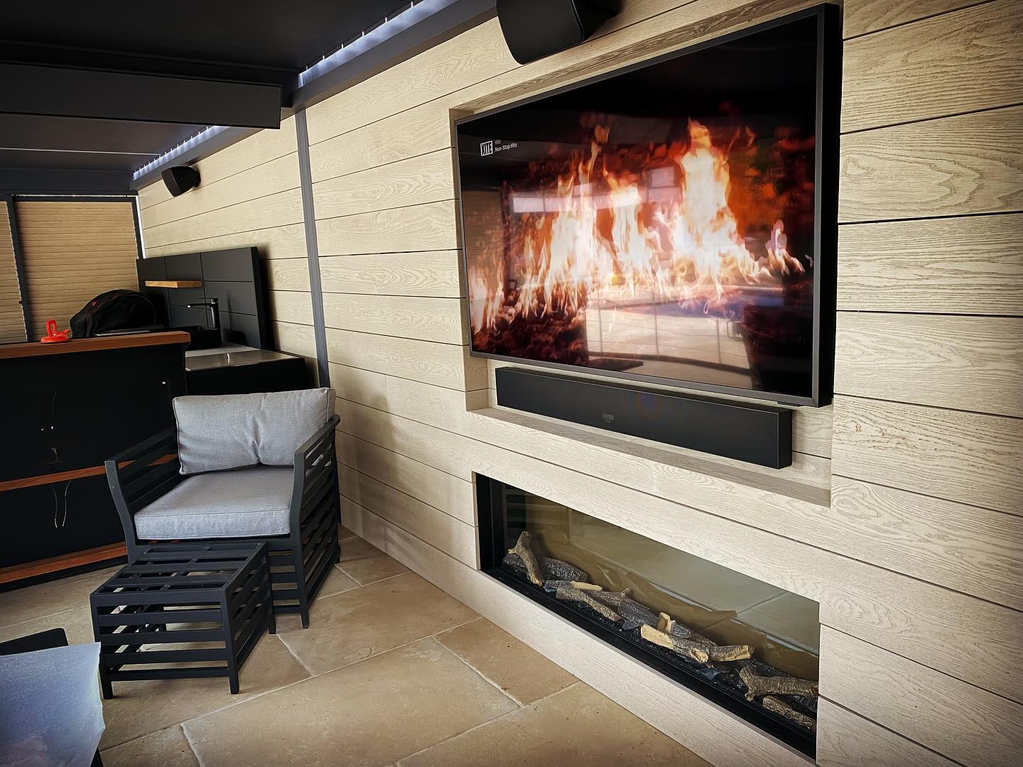 Bringing the indoor vibes out in the garden with a @renson__uk space with bespoke fabricated walls by the team at @esse_landscapes_construction to create an amazing space with technology added by @bitcloudautomation.
#garden #gardentech #luxurygardens #smarthome #millionpoundhomes