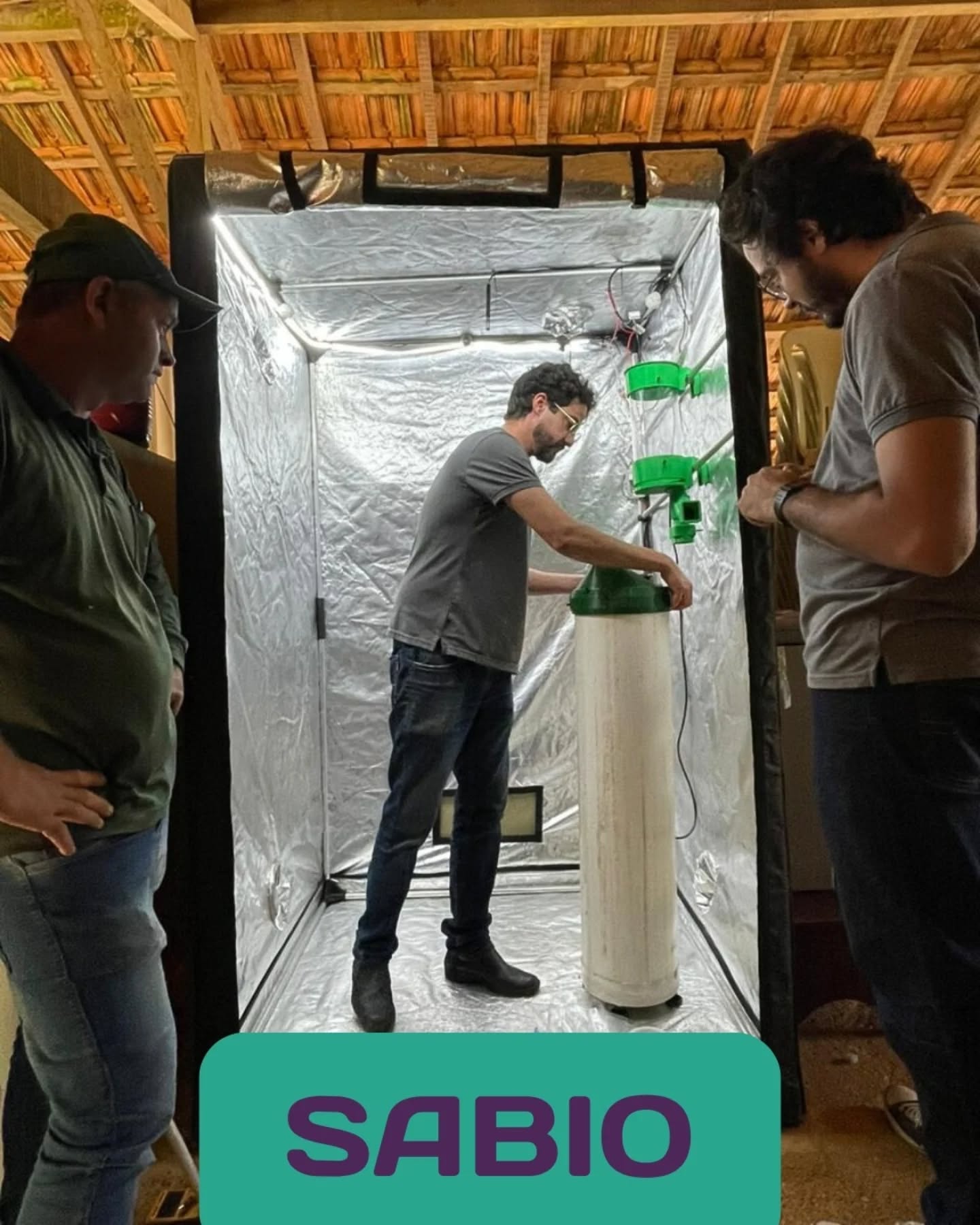 Apresentamos o SABIO – Sistema Autômato de Biológicos.
Um equipamento desenvolvido para produzir crisopídeos em larga escala, com precisão, autonomia e confiabilidade — elevando o controle biológico a um novo patamar!
A natureza sempre soube.
Agora, ela tem uma tecnologia que fala sua língua.
#sábio #predativa #sustentabilidade #controlebiologico