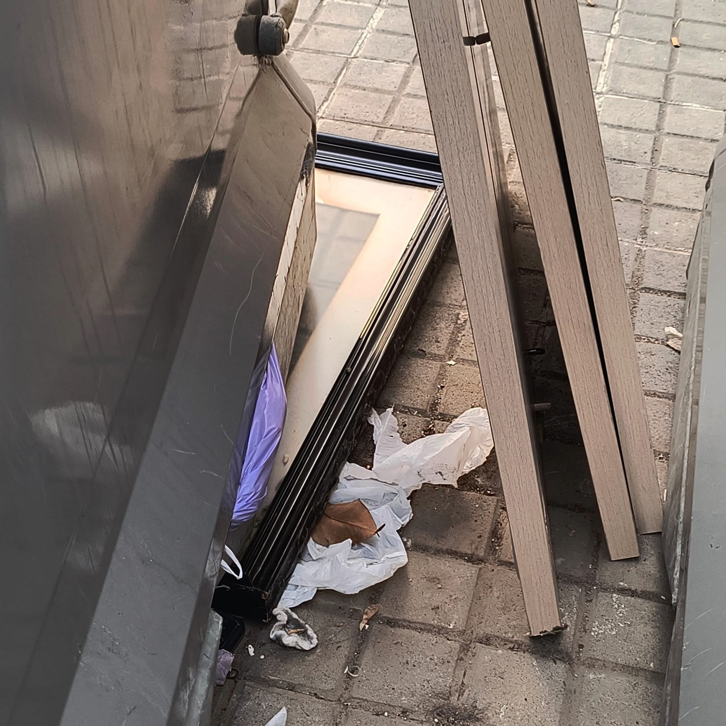 No son solo los cuadros, ni los marcos antiguos... son los marcos en general los que la gente no logra arrojar dentro del contenedor: continúan esperando esas vidas futuras que no llegan. Por algo han sido desechados.
#cuadrosencontrados #marcosperdidos
#objetos