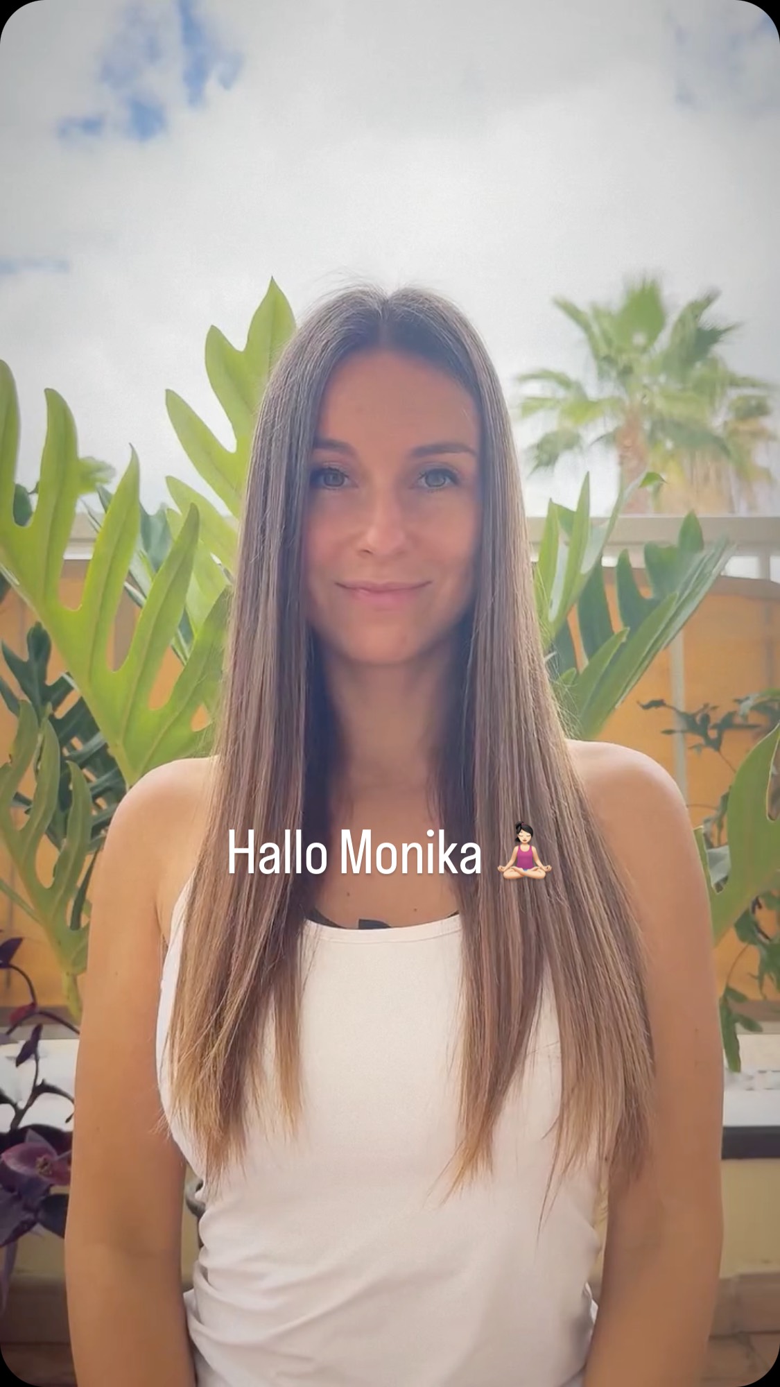 Dürfen wir vorstellen? Das ist die wundervolle Monika!
Monika ist Yogalehrerin und ganzheitlicher Gesundheitscoach für Frauen. Mit einem Hintergrund im Fitnessbereich entwickelte sich ihr Weg ganz natürlich hin zum Yoga – als Praxis, die über reine körperliche Stärke hinausgeht und innere Balance fördert. Im Jahr 2021 reiste sie nach Indien, um Yoga an seinen Ursprüngen zu studieren.
Seitdem unterrichtet sie Yogaklassen und leitet Retreats. Dabei nutzt sie Bewegung als Brücke zwischen der physischen und der spirituellen Ebene.
Monika hat sich auch intensiv mit Kakaozeremonien befasst und wir sind sehr glücklich das sie ihren Kakao auch zu unserem Retreat im April mitbringen wird!
Sie wird uns das ganze Retreat über begleiten und wir freuen uns schon sehr auf ihre Yogapraxis, tolle Zeremonien und inspirierenden Gespräche mit ihr! 💜
#yogaretreattenerife #womensupportingwomen #yogalove