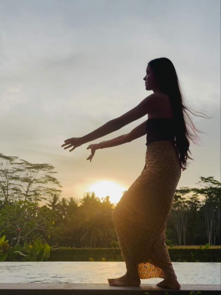 Blessed Nyepi, Ngembak Geni, Navaratri, Nowruz, Equinox & Eid Mubarak ✨
Shifts in cycles & consciousness.
Everything moving rapidly -
I barely catch my breath.
Amidst the noise of the world,
plans disrupted,
I surrender,
find silence on Nyepi day.
Finding my anchor
in ritual to Mother Earth
Father Sun, the Infallible One.
Dancing between
shadow & light.
Eventually, time takes us all.
What else can we do than
play the leela of life?
•
Some impressions from the last days in Bali 🍃
Slide 2: teaching the art of Balinese offerings
Slide 3&4: Ngrupuk parade
Slide 5: Natab ceremony with my family in their compound
Slide 6: my home altar
•
#nyepi #navaratri #ngembakgeni #bali