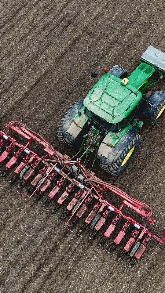 Unser "kleiner" 6R bei der Arbeit ganz groß! Diesmal aus der Vogelperspektive 🦅
#landwirtschaft #farming #johndeere #agriculture #tractor