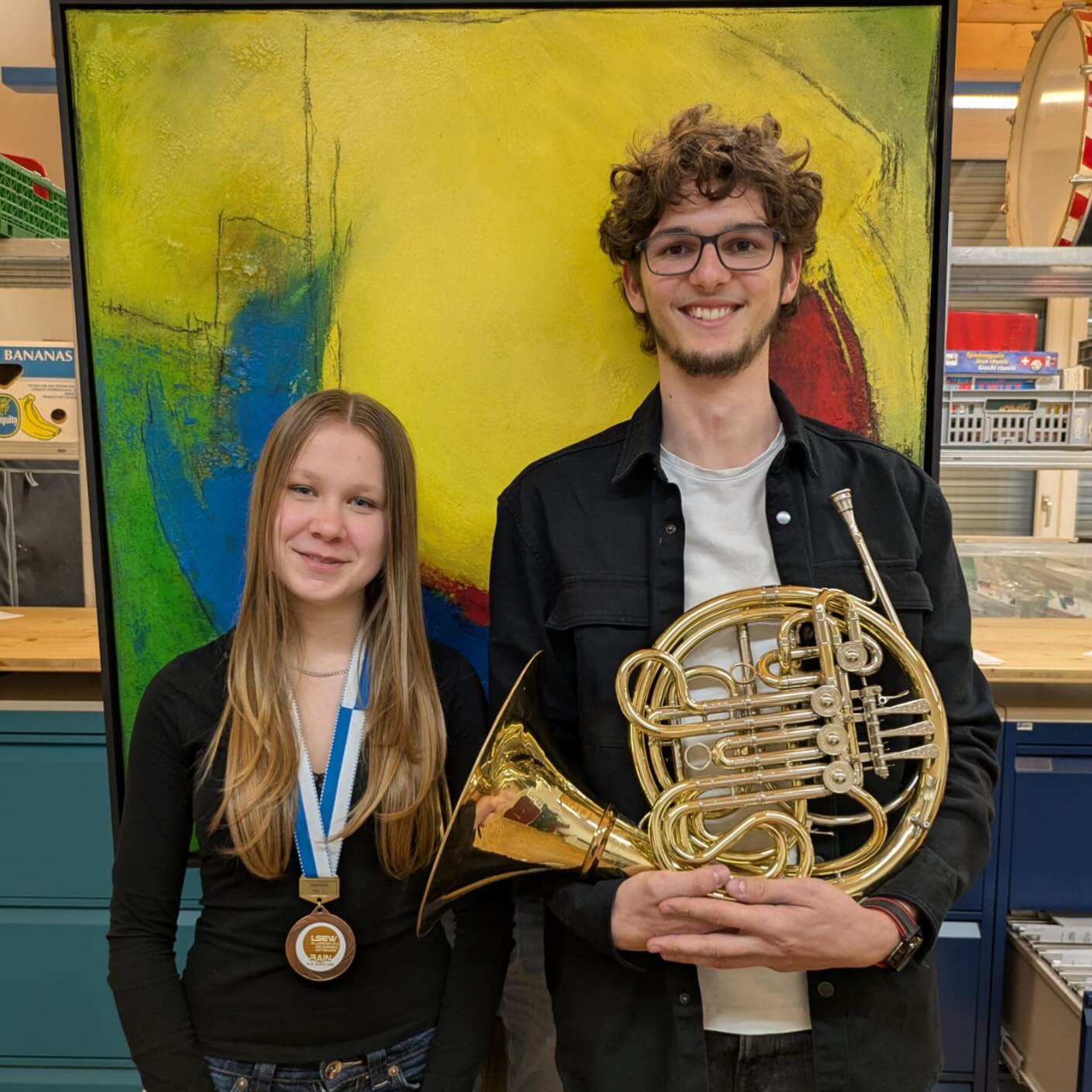 Herzliche Gratulation zu dieser Leistung! 🎶🙌🏼
Am LSEW vom 14. und 15. März 2026 haben zwei unserer Mitglieder hervorragende Resultate erzielt. Marion Mauderli hat mit der Klarinette den 3. Platz erspielt. Ebenfalls hat Erin Sabanci teilgenommen und den 4. Platz mit dem Waldhorn erreicht. 🤩
Die HMH ist sehr stolz auf euch und freut sich, dass so talentierte junge Personen in ihren Reihen sitzen. ❤️
#hmh #harmoniemusikhitzkirchertal #lsew #solowettbewerb #erfolg