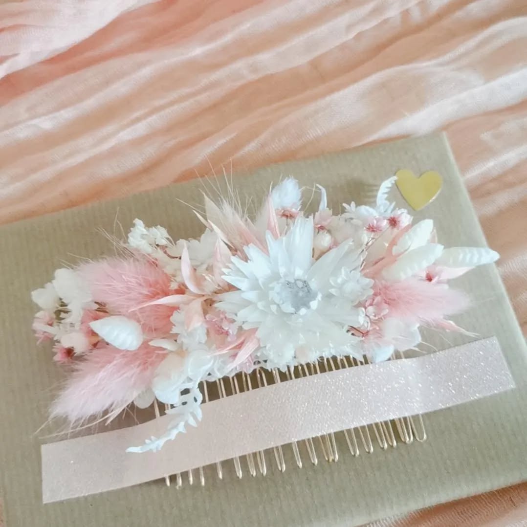Peigne fleuri pour vos tenues estivales 🌸🌷🌸
Merci à ma belle sœur pour la commande, trop hâte de voir avec les tenues 😍🥰
#peigne#peignefleuri#accessoirefleuri#fleurssechees#fleuristesuisse#fleuriste#florist#driedflowers#creatricesuisse#accessoirecheveux#accesoireestivale#suisse#vaud#fribourg#valais#neuchatel#geneve#berne#tessin#cadeausuisse#eshopsuisse#boutiqueenlignesuisse#boutiquesuisse#rose#blanc#