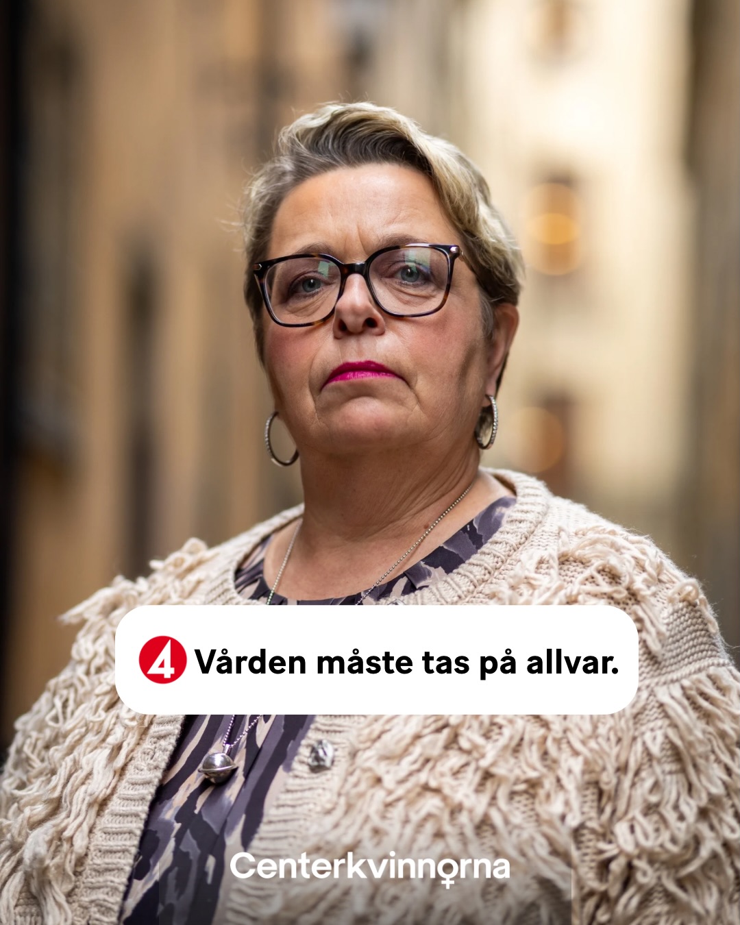 Hörde ni vår förbundsordförande Mari-Louise ”Millis” Wernersson i TV4 imorse? Hon satte fingret på ett oerhört allvarligt problem: migränvården är i dag ett resultat av ett systemfel.
Det är inte en slump att sjukdomar och tillstånd som främst drabbar kvinnor – som migrän, endometrios, lipödem och klimakteriebesvär – konsekvent nedprioriteras.
Att kvinnor år 2026 ska behöva ha tur eller bo på ”rätt” postnummer för att få adekvat vård är inget annat än ett misslyckande.
Centerkvinnorna kräver politisk handlingskraft.
✅ Rusta primärvården: Vårdcentralen ska ha beredskap och kompetens att ställa diagnos och ge behandling direkt, inte bara remittera vidare till oändliga specialistköer.
✅ Mediciner till patienten: Nya effektiva mediciner finns, men de måste nå fram. Vi vill se en omstrukturering så att primärvården kan skriva ut fler av dessa läkemedel.
✅ Från ord till handling: Nationella riktlinjer är bra, men de är inte bindande lagar. Varje region måste nu ta sitt ansvar och prioritera kvinnors hälsa i sina budgetar.
Bristande vård för migrän kostar samhället 36 miljarder kronor varje år i sjukfrånvaro. Men den största kostnaden betalas av de enskilda kvinnor vars karriärer, studier och familjeliv slås sönder av smärta.
Vi vägrar acceptera att kvinnors hälsa ska vara ett lotteri. Vi är redo att bryta sönder de systemfel som gör kvinnor ofria.
Sluta killgissa på kvinnokroppen.