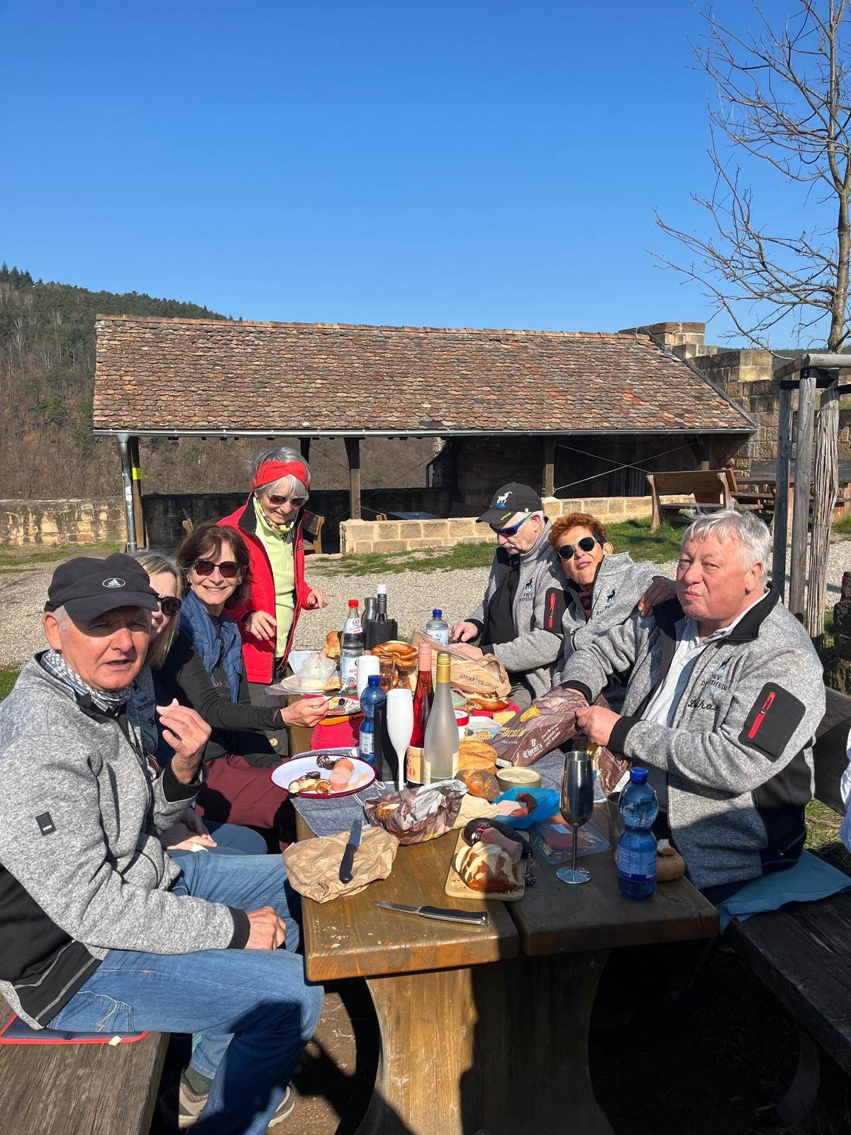 Die Mittwochswanderer unterwegs von Neustadt über Ludwigsbrunnen und Wolfsburg ins Heidenbrunner Tal.
#pwv #deidesheim #wandern #pfalz #pfälzerwald