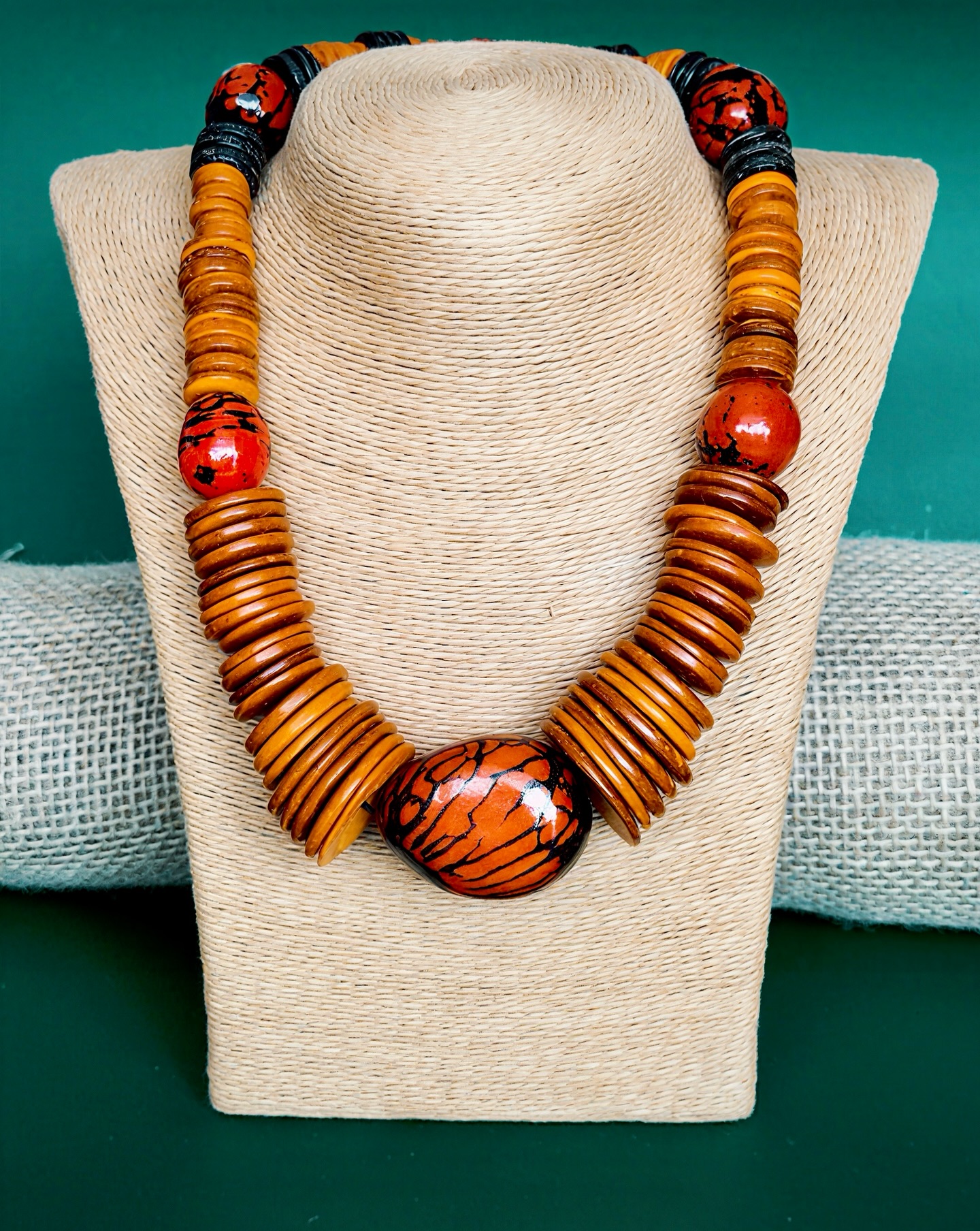 Nosso colar laranja, da Coleção Amazônia, nasceu de um cuidadoso processo artesanal que incluiu tratamento e tingimento da jarina marfim, paxiúbas e discos de coco em tons laranja, com um toque escuro dos discos de coco naturais.
Peça que reflete arte e história.
Para conhecer mais essa coleção e adquirir essa peça, entre no nosso site e aproveite o FRETE GRÁTIS para compra de quaisquer produtos pronta entrega.
Não esqueça de usar o cupom BEMVINDA10 para desfrutar de desconto na sua primeira compra.
#luxosustentavel
#arteamazonense
#biojoiasexclusivas
#colarlaranja