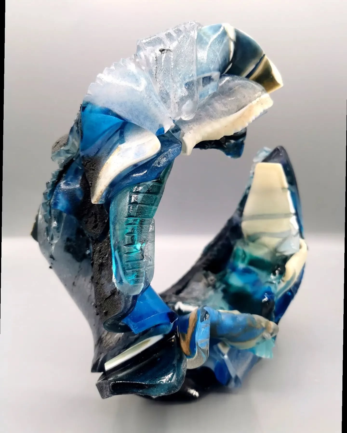 Here's another piece which will be on display in the @thursogallery exhibition from next week! This is a new piece from the series of works I'm currently developing, it'll be nice to get it out in the wild and see it in a gallery setting ๐ Opening Monday 6th, with drinks and nibbles served from 4pm - 6pm ๐
#newglass #contemporaryglass #bullseyeglass #springtide #fusedglass #kilnformedglass #artglass #wave #sea #coast #blue #caithness #caithnessartist #sculpture #glasssculpture