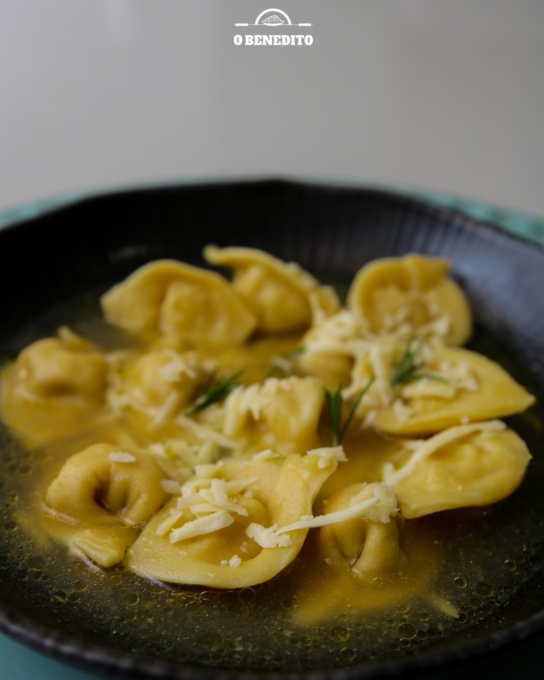 Tem comida que vai muito além do sabor... ela abraça, acolhe e traz aquela sensação gostosa de estar em casa.
Por aqui, cada detalhe do nosso cardápio é pensado com carinho.
A gente não cria pratos só para agradar o paladar, mas para despertar memórias, aquecer o coração e proporcionar momentos de conforto.
É o cuidado em cada ingrediente, o tempo respeitado de preparo e a intenção de fazer você se sentir bem em cada garfada.
Porque, no fim das contas, cozinhar também é uma forma de cuidar. E é isso que a gente quer entregar pra você: uma experiência que acolhe de verdade.
Faça seu pedido para este fim de semana ou venha nos fazer uma visita.
#MassasArtesanais #Divinópolis #minasgerais