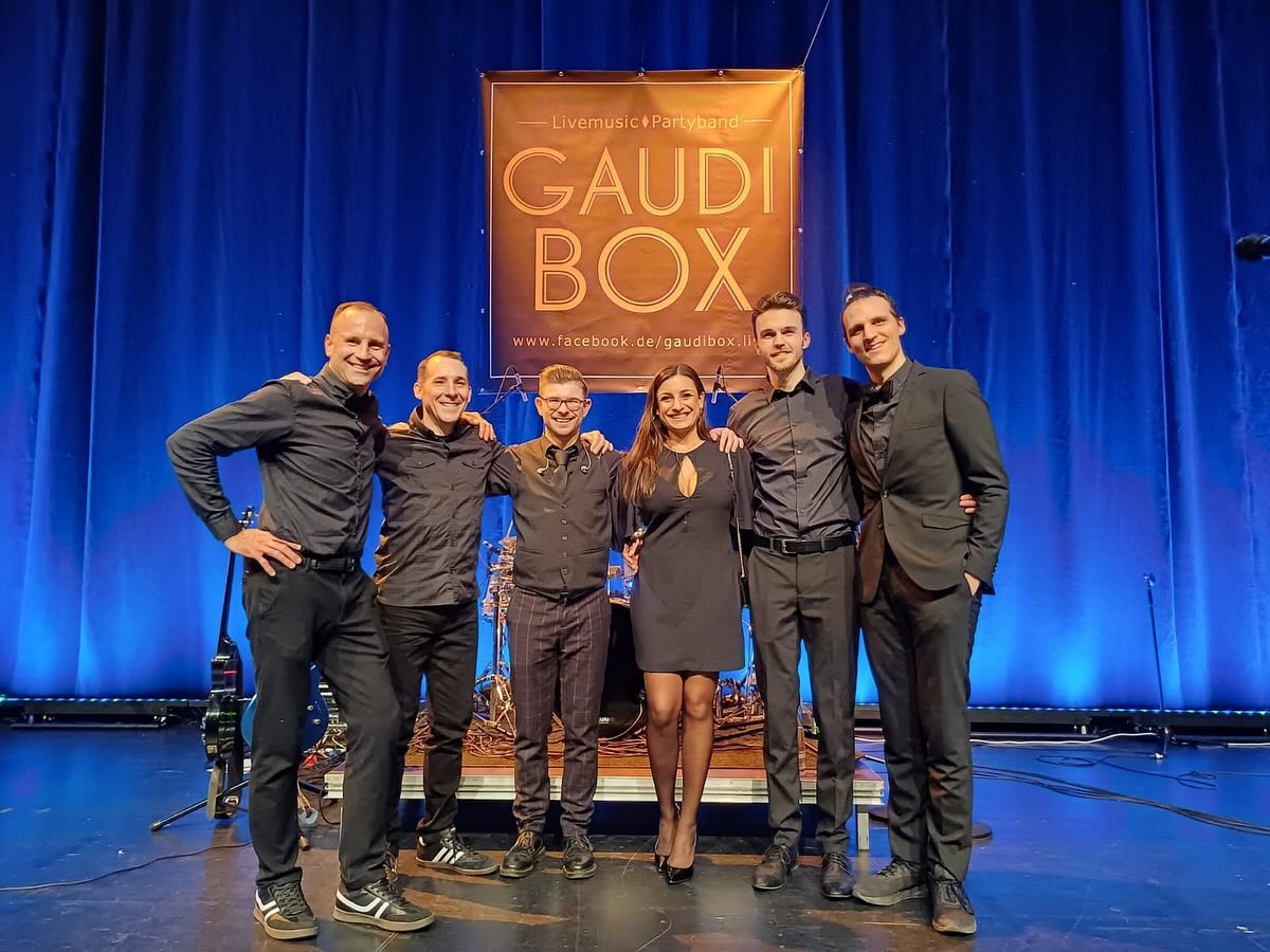 Christmas Party @deutscheaircraft im Stadtsaal des Veranstaltungsforums Fürstenfeld.
It was fun! Thanks for having us!
_______________________________________________#partyband #livemusic #christmasparty #music @mig_music.93 @floehlers @dudemitdutt @studiodrummer @gaudibox.live #anamicaloeffler