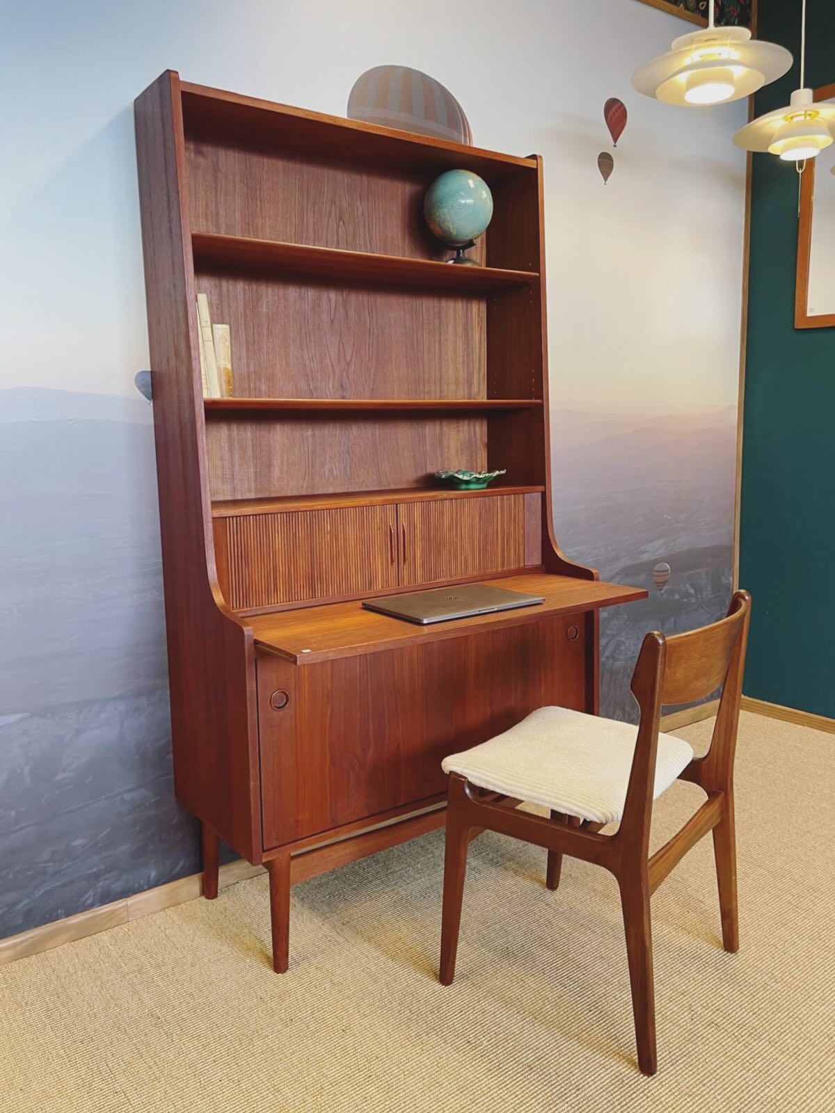 Très belle étagère / secrétaire danois en teck, année 60, disponible en ligne!
#mobilier #mobiliervintage #décorationintérieure #vintageshop #danishfurniture