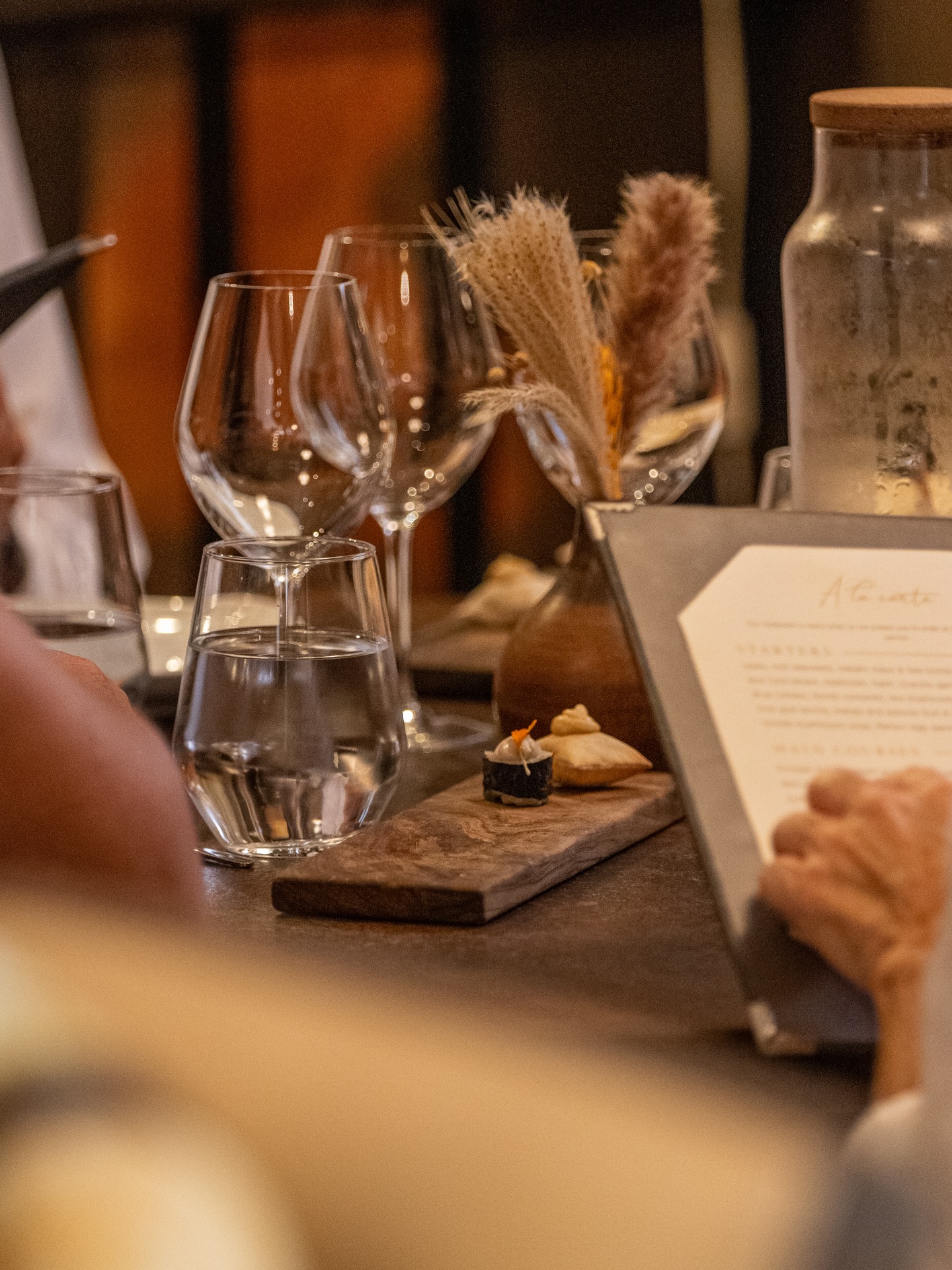 Le plaisir commence dès les premières bouchées, entre lecture du menu et découvertes gourmandes 😋
‣ Réservez votre table sur www.larazur.fr