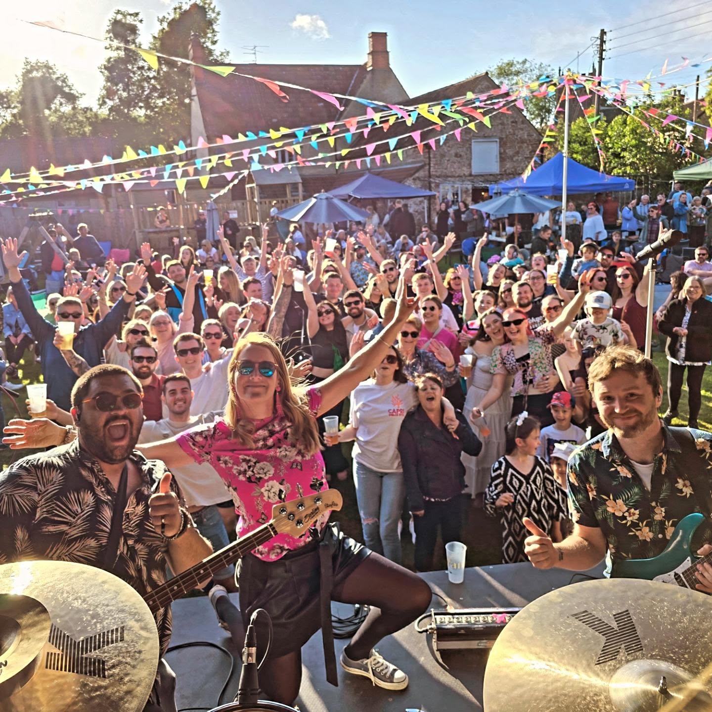 We had a brilliant day playing at @theswantytherington for their Bank Holiday Sausage and Cider festival this weekend!
It was an extra special gig for our singer as it was in the gorgeous village where she grew up and she was even a waitress at this very pub!
The sun was shining, the sausages were sizzling, the cider was flowing and the crowd were jumping! So much fun seeing our friends and families dancing away at this awesome event!
We loved sharing the stage with these other awesome acts @chrisauburnsinger, @tattsyrup and @thebritpopboys
#thesweetbeatsuk
#liveband
#livemusic
#ukmusicians
#midlandseventsband
#webringtheparty
#partyband
#liveweddingband