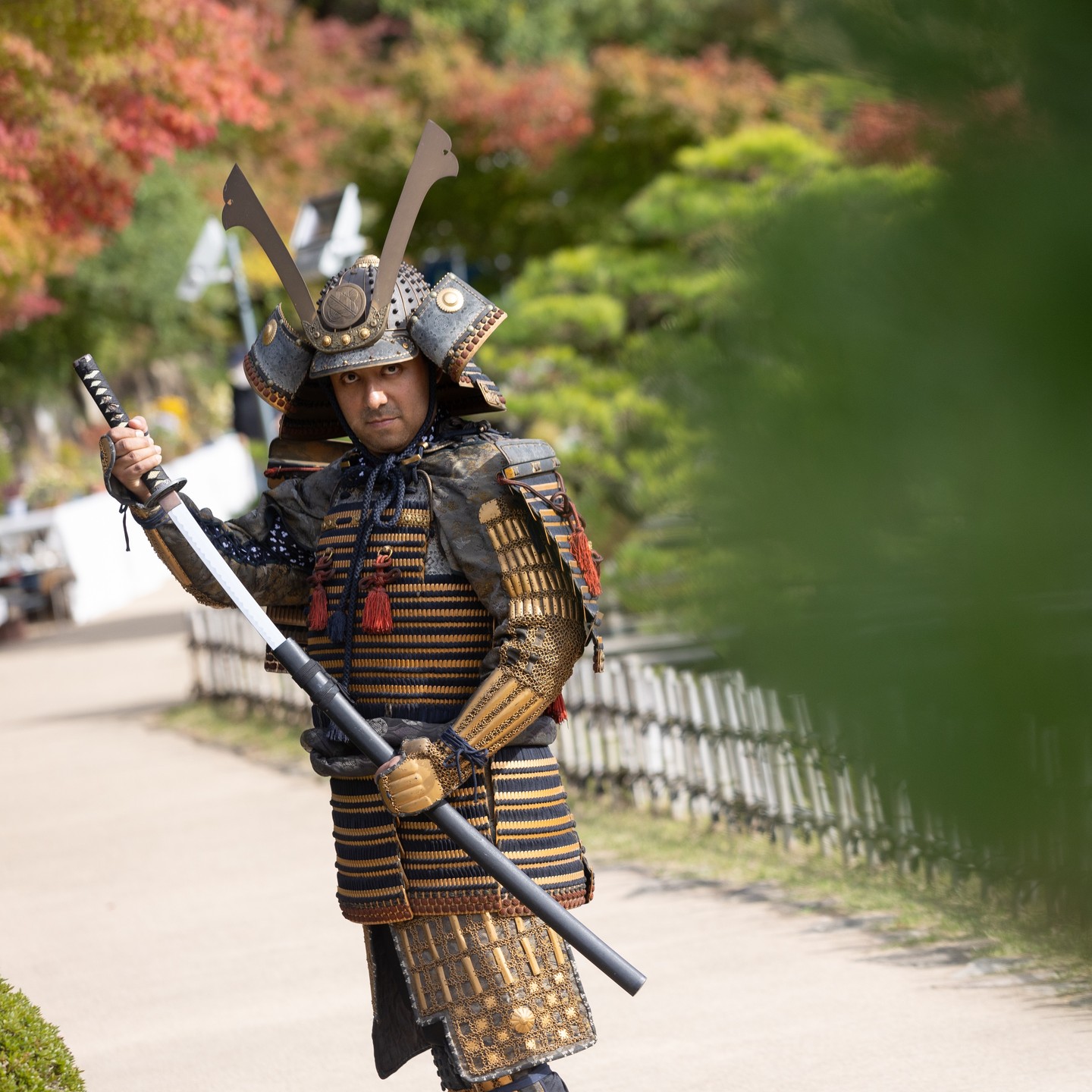Do you think wearing Samurai armor transforms you?
No—it reveals who you truly are, bringing out your unique qualities and inner strength. Anyone can embody the spirit of the Samurai, connecting to a legacy that lives on through courage and honor. 🗡️✨
Pensez-vous que porter une armure de samouraï vous transforme ?
Non—elle révèle votre véritable nature, en mettant en lumière vos qualités uniques et votre force intérieure. Chacun peut incarner l’esprit du samouraï, un héritage qui perdure à travers le courage et l’honneur. 🗡️✨
#ExploreSetouchi #SamuraiJourney #SetouchiBreweryTour #SetouchiSamurai #JapaneseBrewingArt #SamuraiAndNature #heritageandflavor