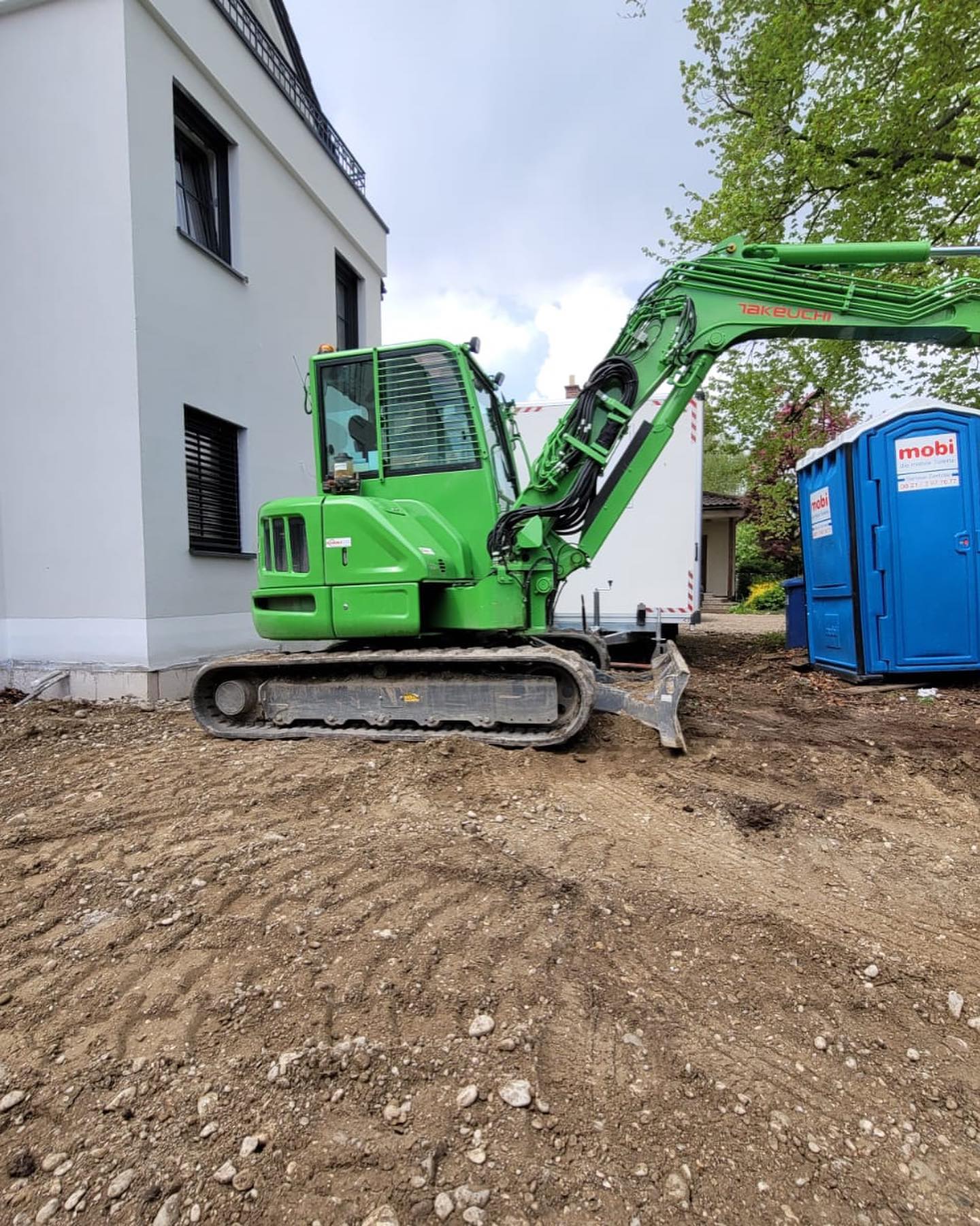 Baustelle in München ist eingerichtet
Dann kann es Montag starten 💪🏼🎉
#galabau #gartengestaltung #gartenbau #neuergarten #münchen #team #gartenideen #takeuchi #bagger #montag #neuebaustelle
