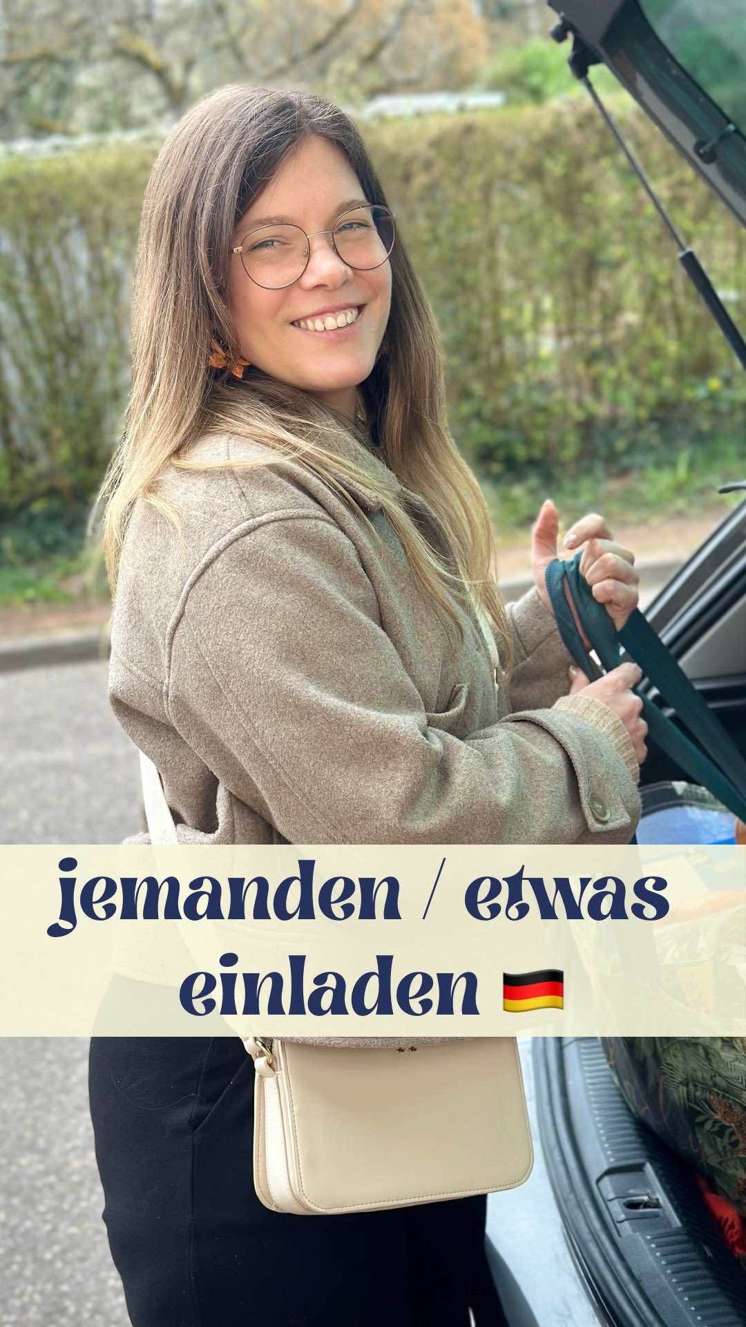 Kennst du die beiden Bedeutungen von „einladen“? 🥳🛒🚗
Das Verb „jemanden zu etwas einladen“ kennst du bestimmt aus diesem Kontext:
➡️ Ich lade dich zu meiner Party / zu meiner Hochzeit / zum Mittagessen ein. 🎉
Das bedeutet: Du sagst einer Person, dass sie zu einem Event kommen soll oder darf bzw. Du bezahlst etwas für eine andere Person.
Aber: Dieses Verb hat noch eine zweite Bedeutung! 👇
➡️ Ich lade die Einkäufe ein.
➡️ Ich lade die Einkäufe ins Auto.
Hier geht es darum, dass man Dinge ins Auto packt.
Und jetzt bist du dran:
Ich bin zu Hause angekommen und muss jetzt die Einkäufe …? 🤔
💬 Schreib das passende Verb in die Kommentare!
Liebe Grüße
Deine Deutschlehrerin
Verenita
🖤❤️💛
#deutschlernen #wortschatz #deutschimalltag #deutschb2 #deutschc1