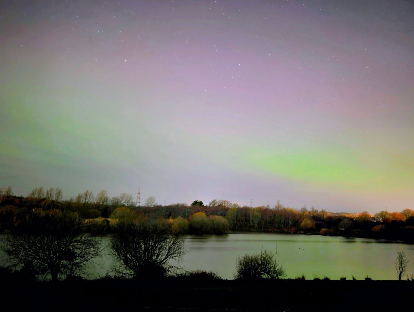 Aurora borealis over a Townhill Loch this evening.... Not that it looked anything as bright to the naked eye of course 😉 📷🌌