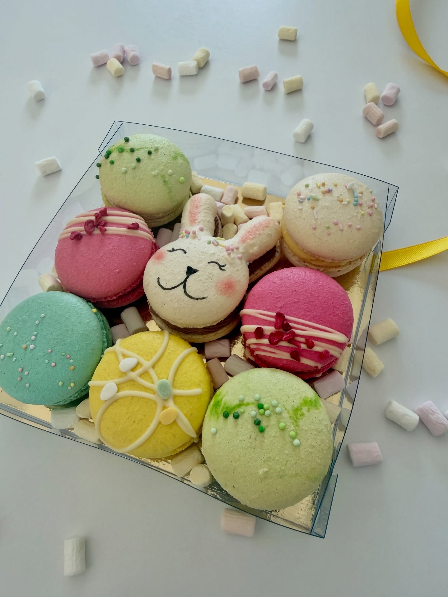 🐥 Paasaanbod🐰
Zoek je nog iets lekkers voor op de Paastafel? Goed nieuws dan, want ik voorzie opnieuw een beperkt aanbod.
🐥 Cupcakebox 6 stuks - 18 euro
- vanille / witte chocolade / aardbei
- chocolade / caramel / pinda
- wortel / walnoot / roomkaas
(In de box zitten van elke smaak 2 stuks. De decoratie kan nog iets verschillen van het voorbeeld op de foto.)
🐰 Doosje van 8 macarons -18 euro
Smaken: bueno, witte chocolade, passievrucht, framboos en tiramisu
Ophalen kan op zaterdag 4 april tussen 17 en 19 uur bij mij thuis in Oostende.
Bestellen? Stuur me een berichtje! Wacht niet te lang, want ik maak maar een beperkte voorraad 🐰🐥🥚