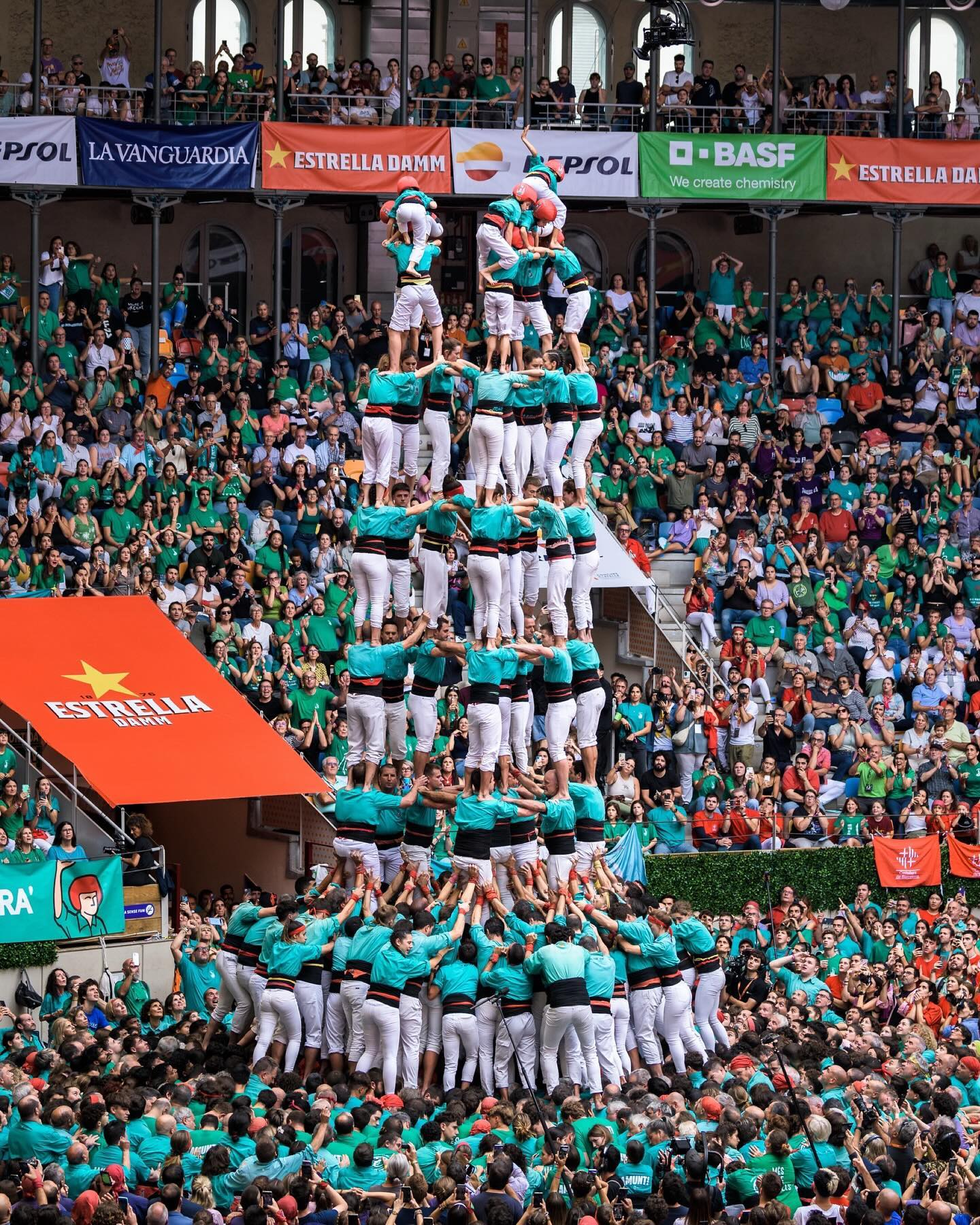 Molt més que una passió.
…
#BatecConcurs @concurscastells
📸👉🏻 www.mcb.cat
…
#moncasteller #castellsenxarxa #castells #humantowers #culturapopular #catalunya #força #equilibri #valors #catalunyaexperience #passió #picoftheday #fotodeldia #igcatalunya #tarracoarena
…
@tarragona_cat @diaridetarragona @castellsenxarxa @moncasteller @tarracoarena