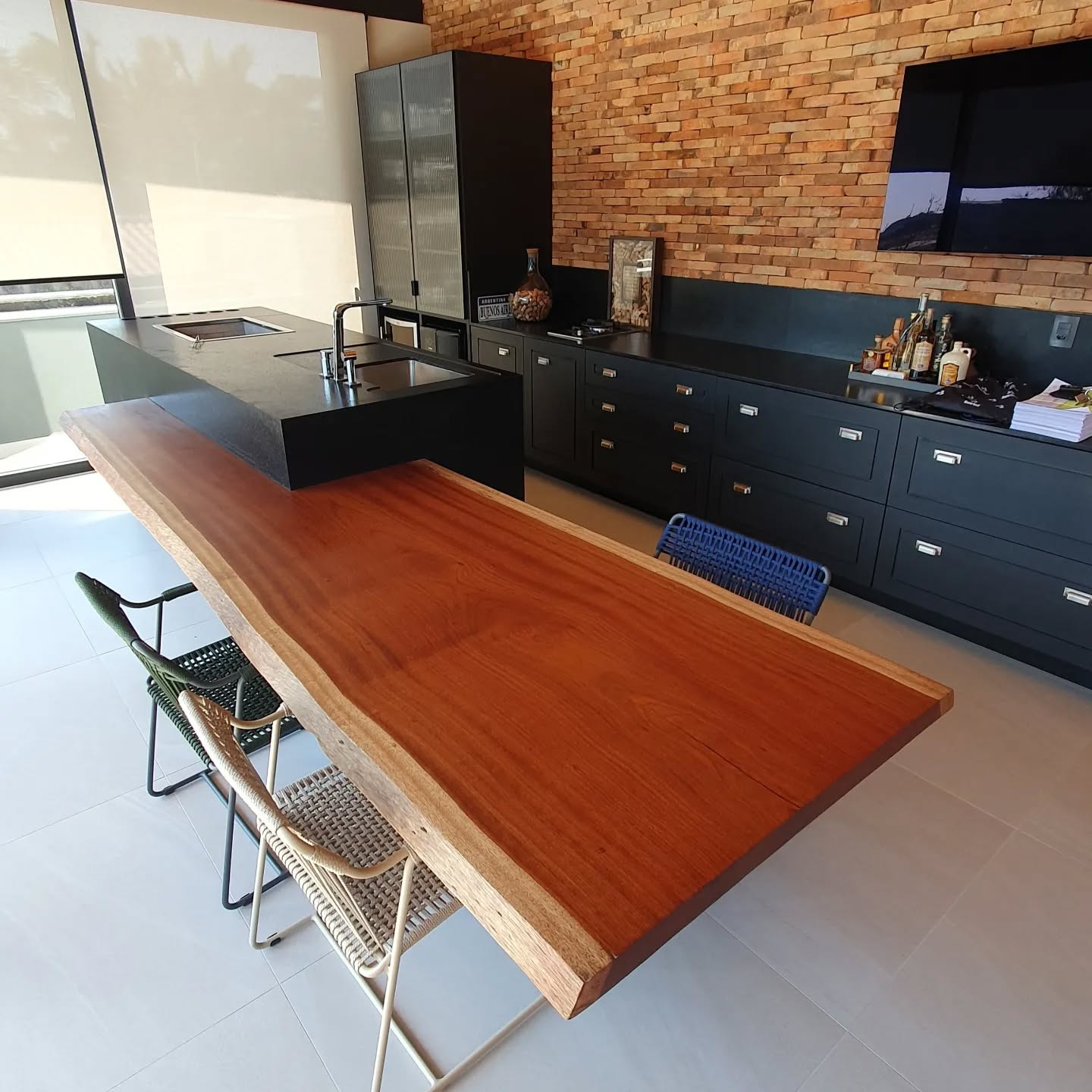 Já imaginou uma mesa sem os pés?
Projeto: @marcossonegoarquitetura
Execução em parceria com @sofia_moveis e @marmorart_
#wood
#feitoamão
#arquitetura
#madeiramaciça