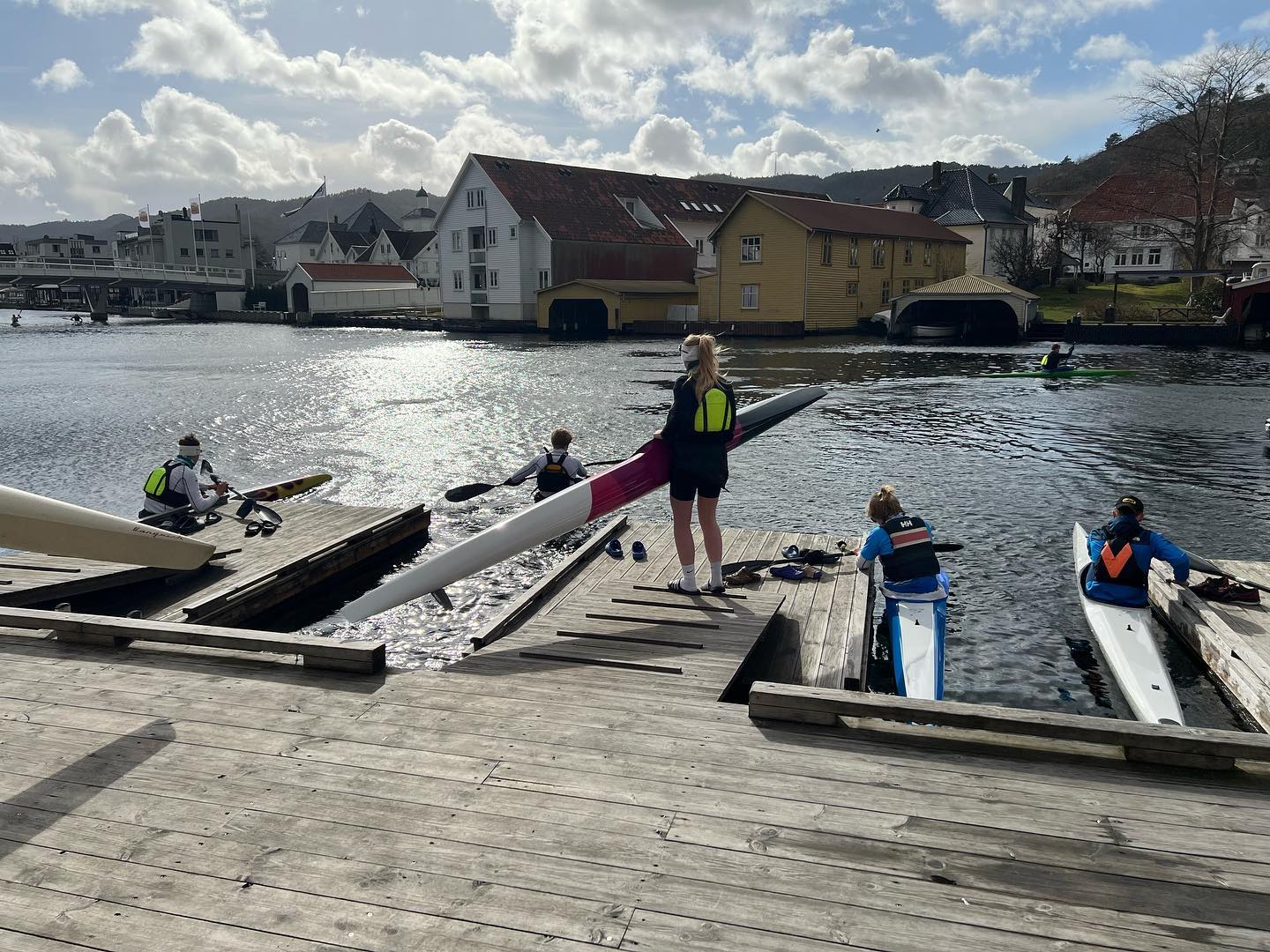 Vårens vakreste eventyr er i gang i Flekkefjord for første gang siden 2019. Endelig får vi igjen besøk av våre padlevenner fra hele landet. Vi gleder oss til de neste dagene. Det skal padles, trenes i #flekkefjordsparebankarena og svømmes i #ueneshallen. #flekkefjordkajakklubb #norgespadleforbund #padling #kajakk #padlenorge #flekkefjord #flekkefjordsparebank