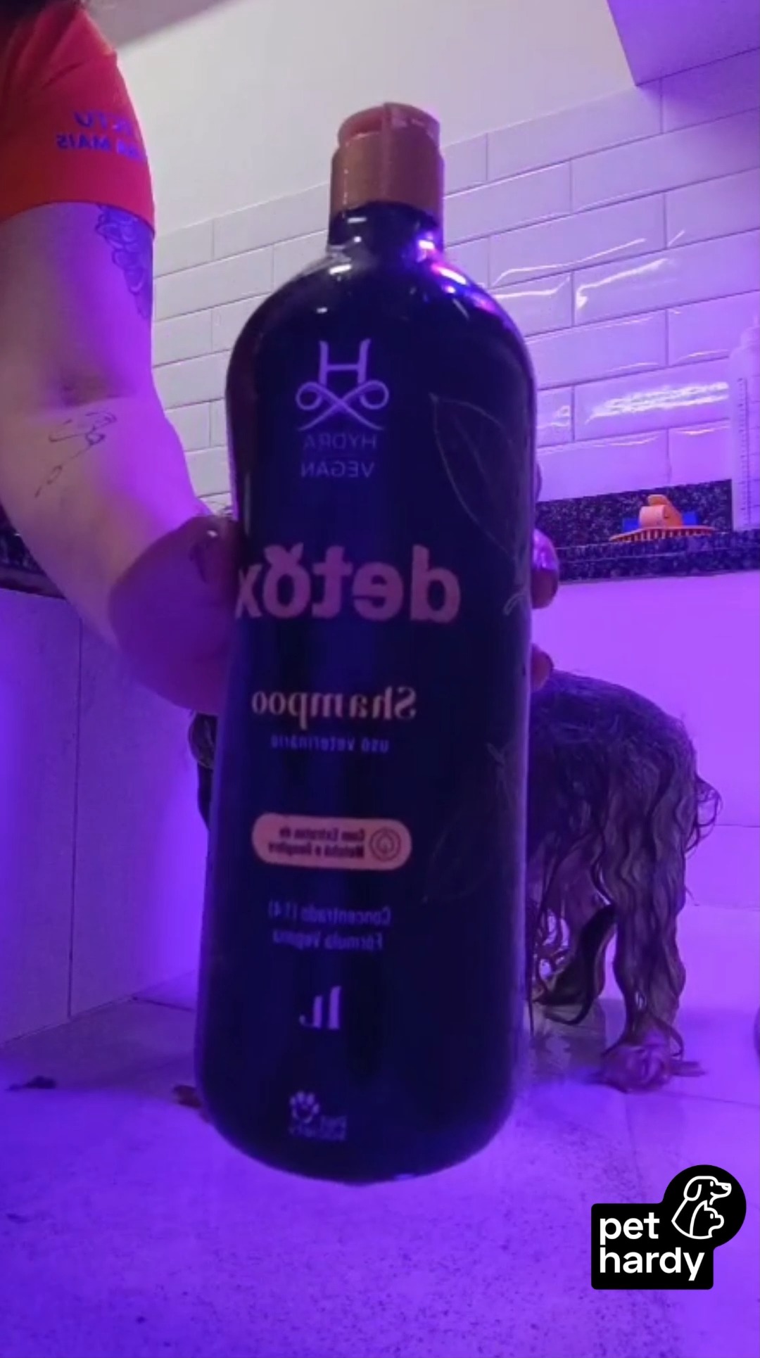 Você já sentiu que o pelo do seu pet precisa de uma renovação profunda? Aqui na Pet Hardy, trouxemos o poder da linha Hydra Vegan Detox para transformar o momento do banho em um verdadeiro tratamento de spa! 🧖 ✨
A nossa Lama Negra é um tratamento pré-shampoo que faz toda a diferença:
▪ Fórmula 100% vegana e pronta para uso; 🌿
▪ Efeito antipoluição, ideal para os pets que vivem na correria da cidade; 🏙
▪ Carvão Ativado, que remove profundamente impurezas, resíduos e aquela oleosidade excessiva; 🧼
▪ Maciez extrema, garantindo fios maleáveis e um toque sedoso que você vai amar sentir. ☁
Este cuidado é indicado para cães e gatos com mais de 8 semanas de vida e é o primeiro passo do nosso protocolo de limpeza profunda.
Na Pet Hardy, oferecemos um atendimento especializado para entender a necessidade real da pele e do pelo do seu melhor amigo. Afinal, beleza e saúde caminham juntas! 🐶🐱
Seu pet merece esse cuidado de estrela! Que tal agendar o próximo banho com o combo Detox? Comenta "EU QUERO" e a gente entra em contato!
Pet Hardy | Clínica Veterinária e Pet Shop 📍 Av. Miruna, 272 - Indianópolis - São Paulo/SP 📲 (11) 91346-6234
#PetHardy #HydraVegan #DetoxPet #LamaNegra #BanhoETosa #EsteticaPet #AtendimentoEspecializado #CuidadoComAmor #PetShopIndianopolis #Moema #CachorroLimpo #GatoCheiroso