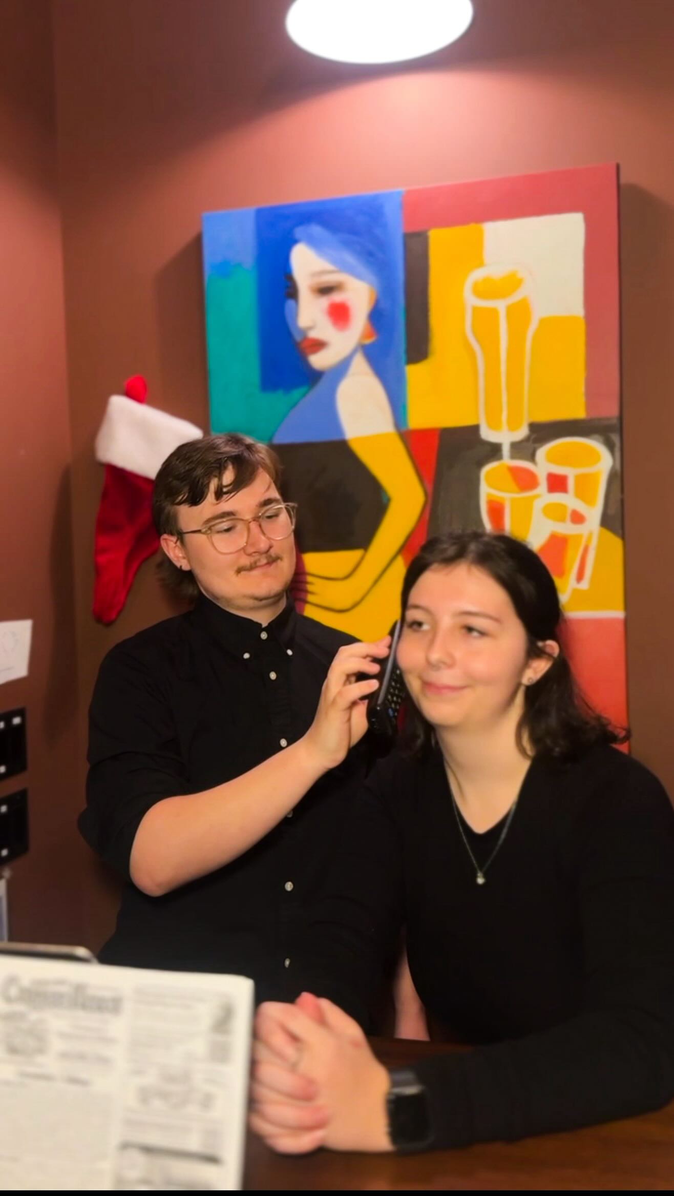 Building strong team morale what can we say 🤝🏻
.
.
.
#esquimalt #yyjeats #hospitalityhumor #localyyj #yyjpubs