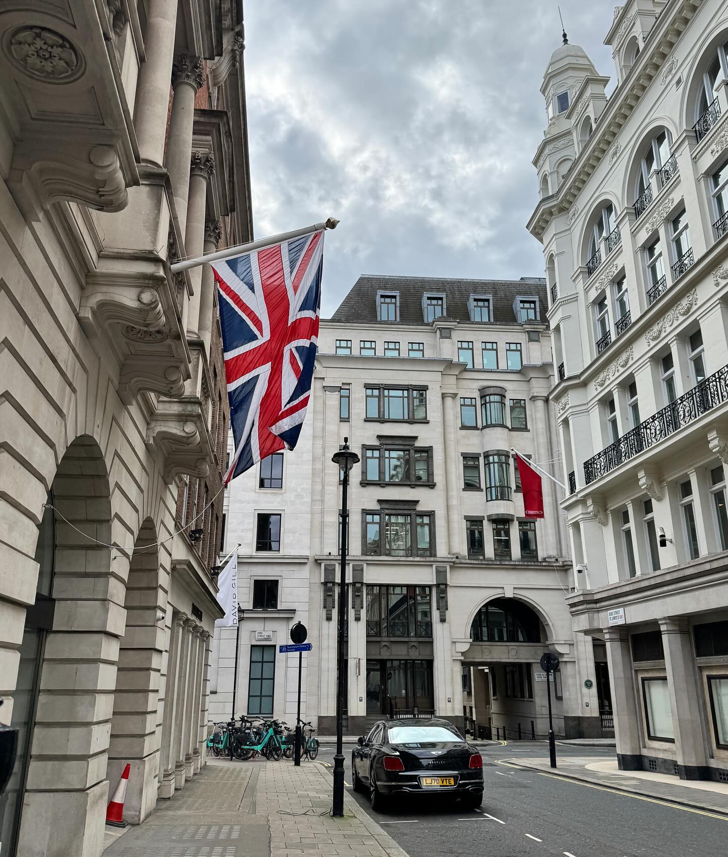 So much fun in London. The hustle and bustle had me missing NYC. 🇬🇧☕️👑