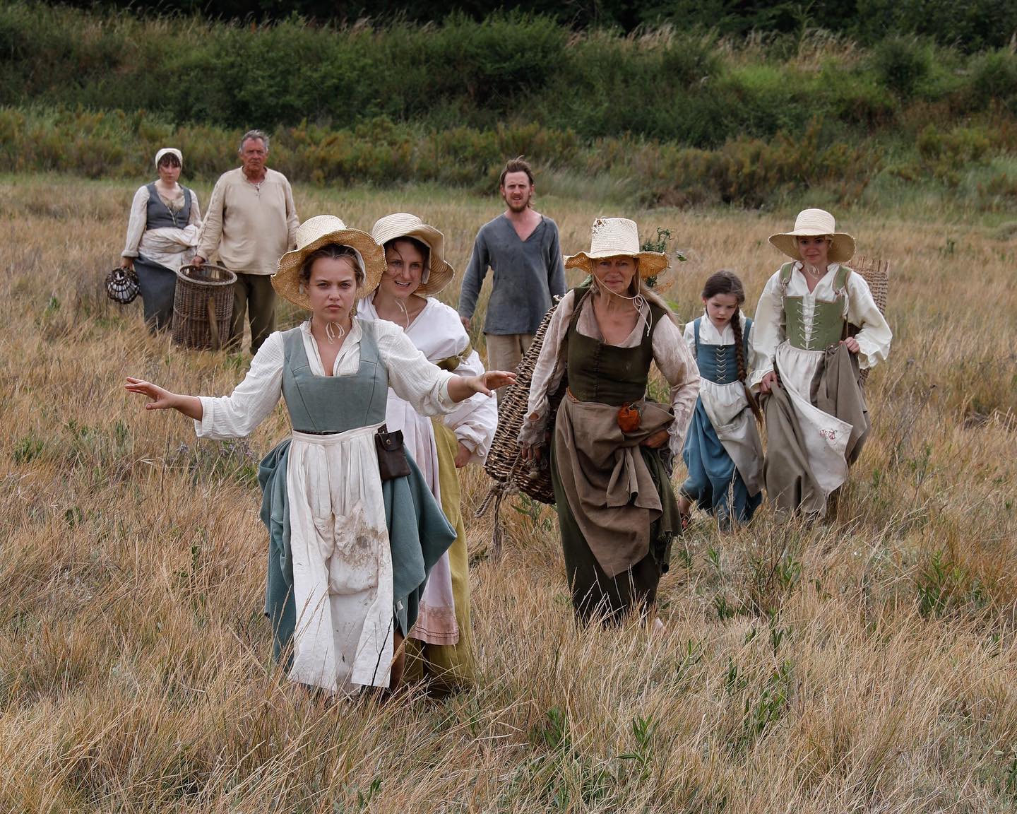More photos from @sashaliiii - this time walking through fields🌱
#costume #costumedesign #periodcostume #17thecenturyfashion #tudorcostume #tudorfashion
