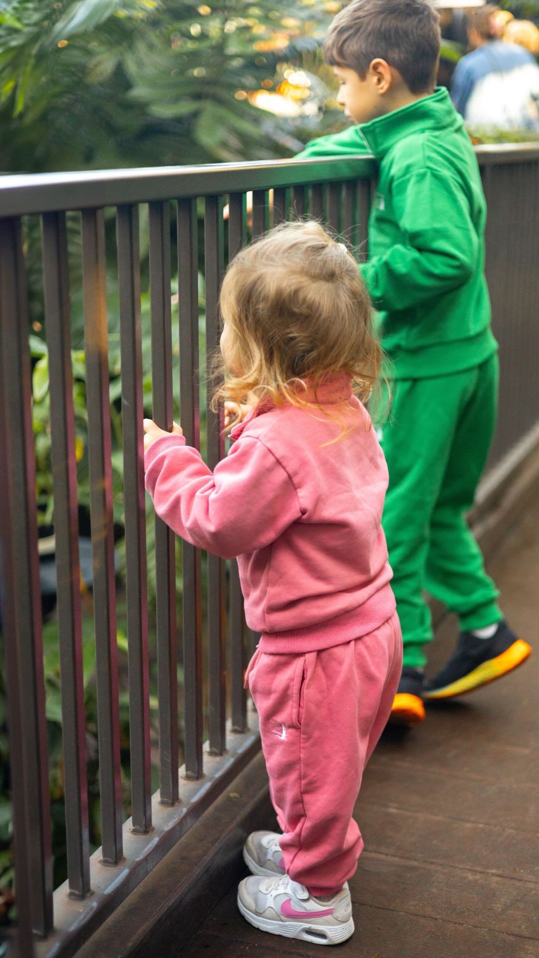 Quick test: which child did you spot first?
Your brain processes colour in parallel, meaning high contrast is detected instantly.
More neutral colours require serial search — scanning one person at a time.
A tiny bit of neuroscience behind why visibility matters on busy playgrounds.
✨ Bright On Purpose
#Mybrighttyke
#BrightOnPurpose
#ParentingScience
#PlaygroundSafety