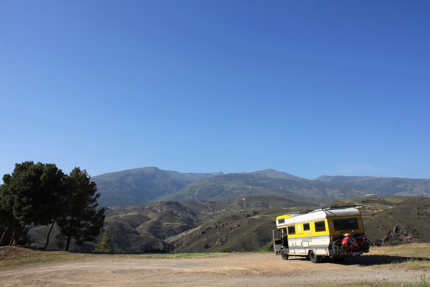 Die Sierra Nevada (spanisch für „schneebedecktes Gebirge“) ist ein sehr imposantes Hochgebirge in der Nähe der Mittelmeerküste. Der höchste Gipfel mit 3482 Metern ist der Mulhacén und es gibt noch über 20 weitere Dreitausender. Auch hier befinden sich einige der für Andalusien typischen „weißen Dörfer“. Die meisten stammen aus der Epoche der Mauren und sind viele Jahrhunderte alt. Beim Schlendern durch die schmalen und verwinkelten Gassen fühlt man sich sofort in eine andere Zeit versetzt. Allerdings ist uns aufgefallen, dass die Häuser (wegen des immer wieder auftretenden Saharasandes?) oft gar nicht richtig weiß aussahen, sondern leicht lehmig schimmerten. Auch die vielen kleinen speziellen Läden in den Dörfern haben uns sehr gefallen.
Weitere Fotos und Infos zu unseren Reisen unter: www.vollzeitreisende.de