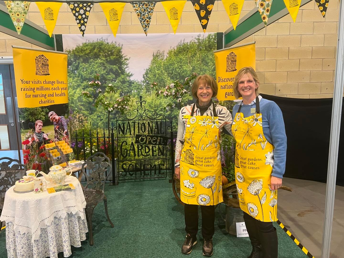 After changing the pot planting in two containers yesterday, I had a fun morning helping on the #nationalgardenscheme at the #harrogateflowershow where Dee and I chatted to lots of interested people. Happily left my greenhouse full of trays of annual flower seedlings, dahlias and salvias behind for the day.#yorkshirengs #ngsopengardens #seedlings #cutflowerseedlings #gardenersofinstagram