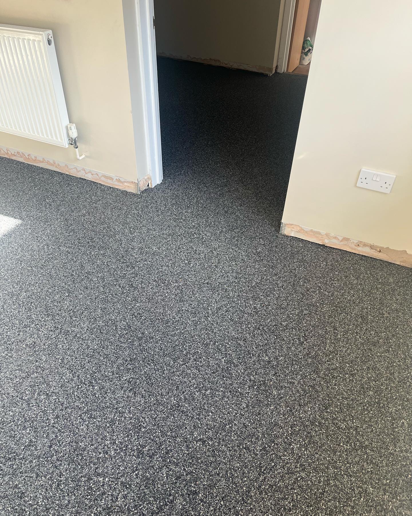 A rainy day was the perfect day to install this resin bound floor for @mayanhomeinteriors new shop.
We used Vuba Manhattan, it is a dark grey marble, with undertones of mid grey.
#TarmacDriveways #TarmacNorwich #BlockPaving #NorfolkDriveways #DrivewaysNorwich #Landscaper #NorwichLandscaper #ResinBoundNorwich #TarmacNorwich #NorwichDriveways #Asphalt