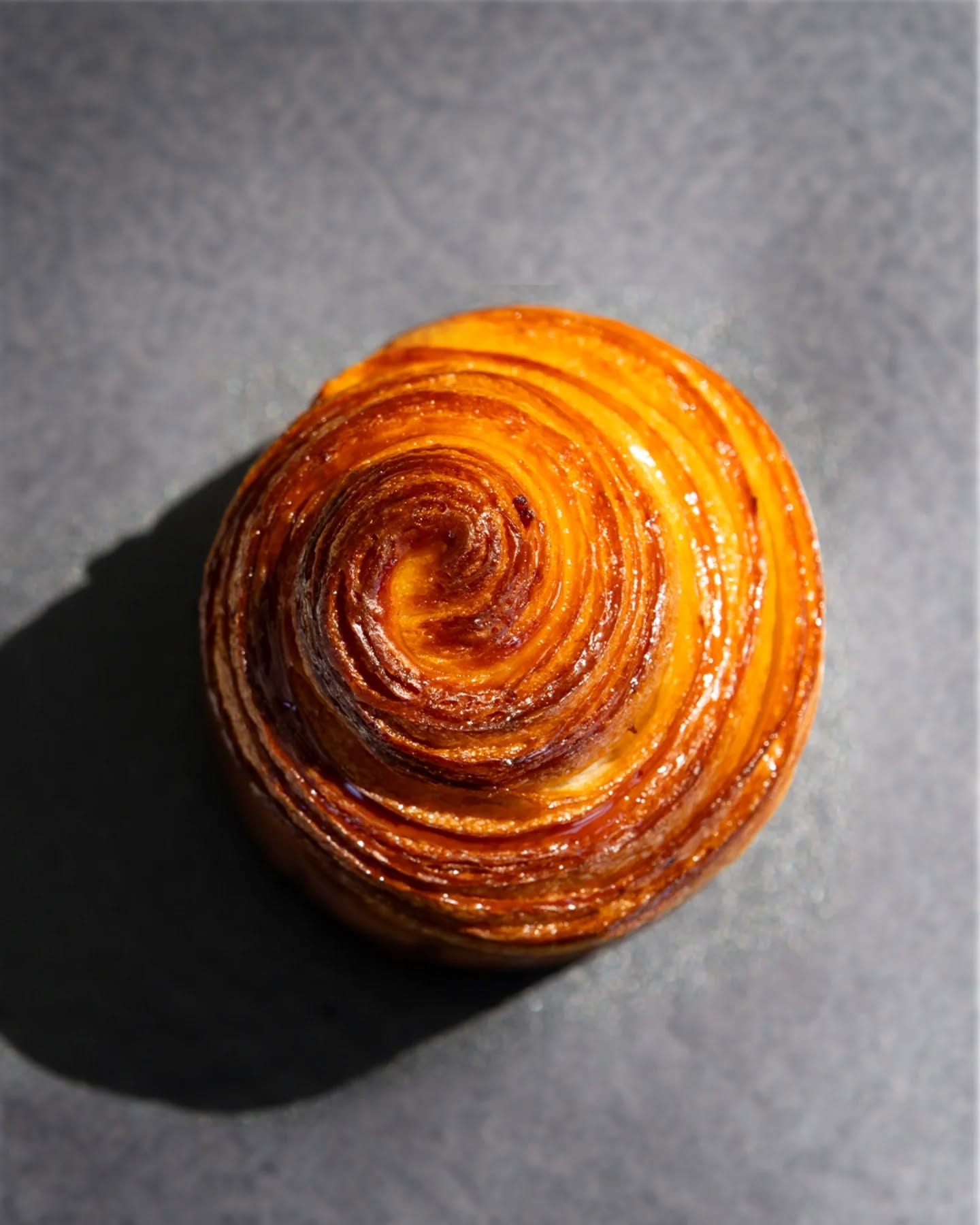 El brioche hojaldrado de limón exige control: fermentación, laminado y reposos medidos. La mantequilla estructura las capas; el limón aporta claridad y define el perfil. El resultado es una pieza de equilibrio preciso, donde técnica y sabor avanzan en la misma dirección. 💛🍋🟩