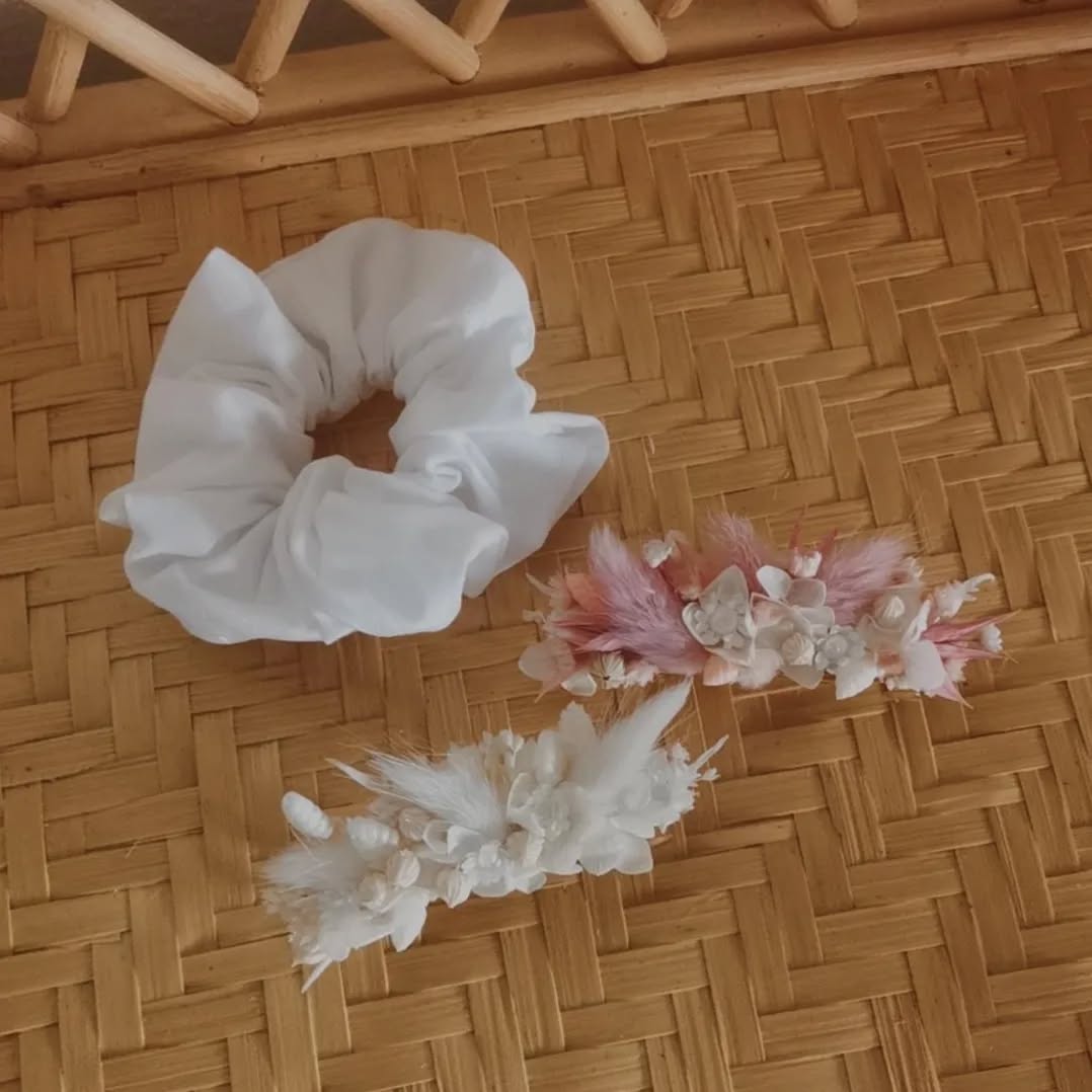 ⚠️ Nouveauté
La variété des accessoires fleuris pour sublimer vos coiffures grandit petit à petit à l'atelier 😍 apportez une touche fleurie et d'originalité à votre tenue pour cette été 😍
Voici les barrettes à clips, très facile à accrocher soi-même, nul besoin d'aide ! 😊
Disponible en plusieurs coloris
❤️🩷🧡💛💚💙🩵💜🤍
Alors tu les aimes ?
Qui va craquer pour cette été ? 🌼🤭☀️
#fleurssechees#barrettefleurie#accessoirefleuri#accessoirecheveux#hair#fleuriste#fleuristesuisse#creatricesuisse#vaud#fribourg#neuchatel#valais#geneve#berne#tessin#driedflowers#accessoireestival#ideecadeau#shopsuisse#eshopsuisse#boutiquesuisse#