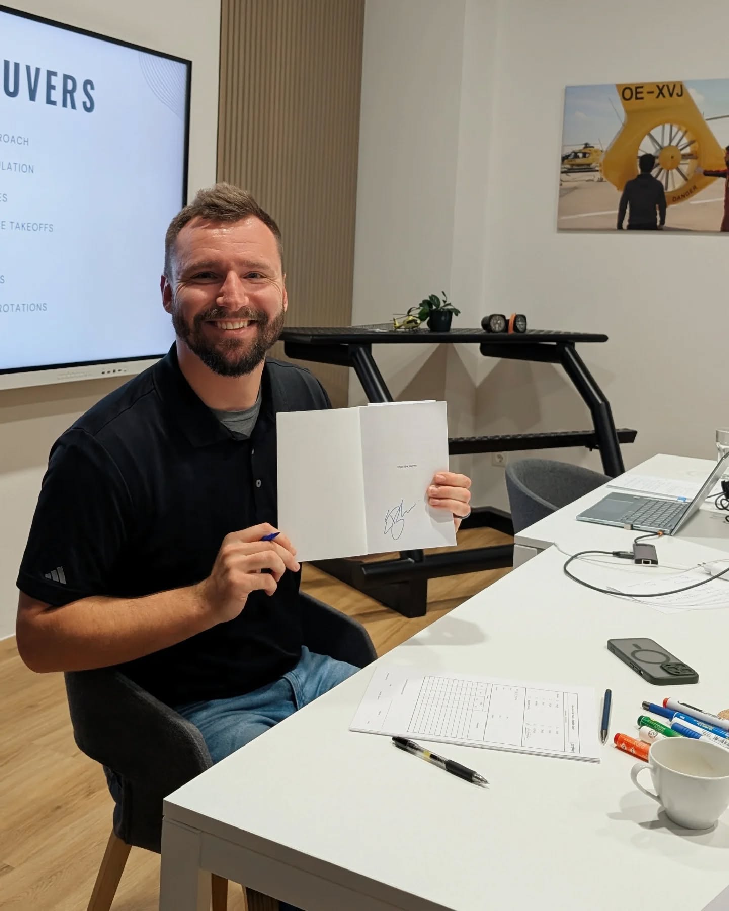 Vom 15. bis 17. November fand in unserer Basis am
@linzairport ein Flight Instructor Refresher sowie Teaching & Learning Kurs für angehende Fluglehrer statt.🚁
Top-Referenten wie Mag. Alexander Köll, MBA, Mag. Christian Czihak und Gerald Kohl sorgten für professionellen Input. Unser Safety Manager und Fluglehrer @patrick_strasser23 gab außerdem spannende Einblicke in das Safety Management bei Rotorsky.
Ein weiteres Highlight war die Präsentation des "helicopter flight training maneuver manual" unseres amerikanischen Kollegen @ericdoughtie von @hillsboroheli in welchem auch unser @grufterle mitwirkte. 🇺🇸
Neben all dem Fachlichen kam natürlich auch der gemütliche Austausch in der Gruppe nicht zu kurz!
#fluglehrer #refresher #teachingandlearning #safetymanagement #buchpräsentation #hillsboroheli #linz #lowl #aviation #weareRotorSky #flightinstructor#rotorsky #helicopter #aviation