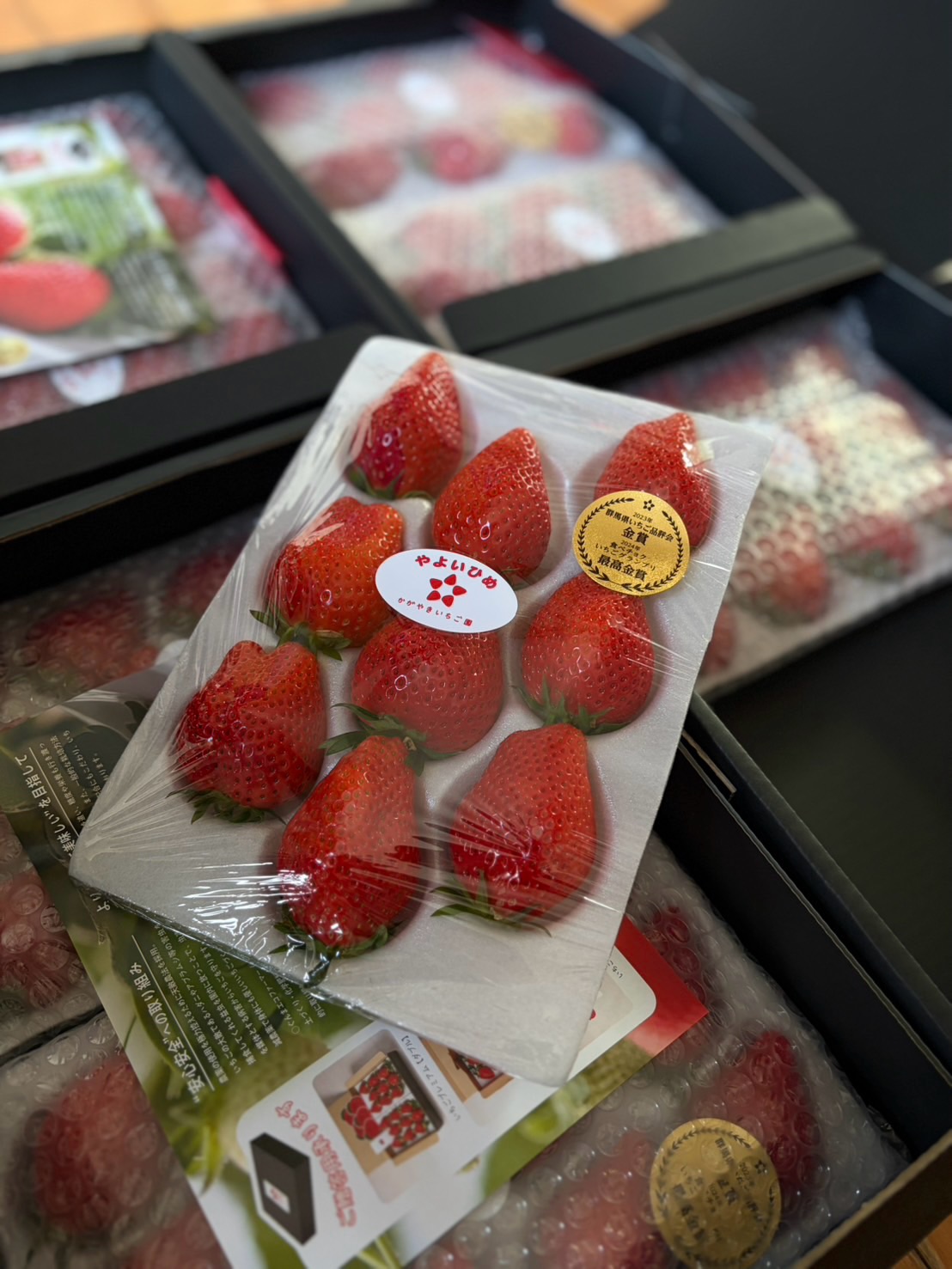 今年も無事沖縄に〈かがやきいちご園〉さんのいちごが到着いたしました✈️🌴🌺
毎年そうですがこんなに大きく、立派ないちご沖
