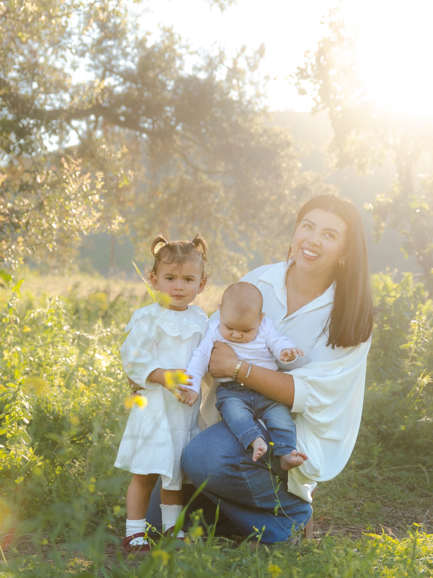 A hint a spring and a sweet family to soak it in 🌼