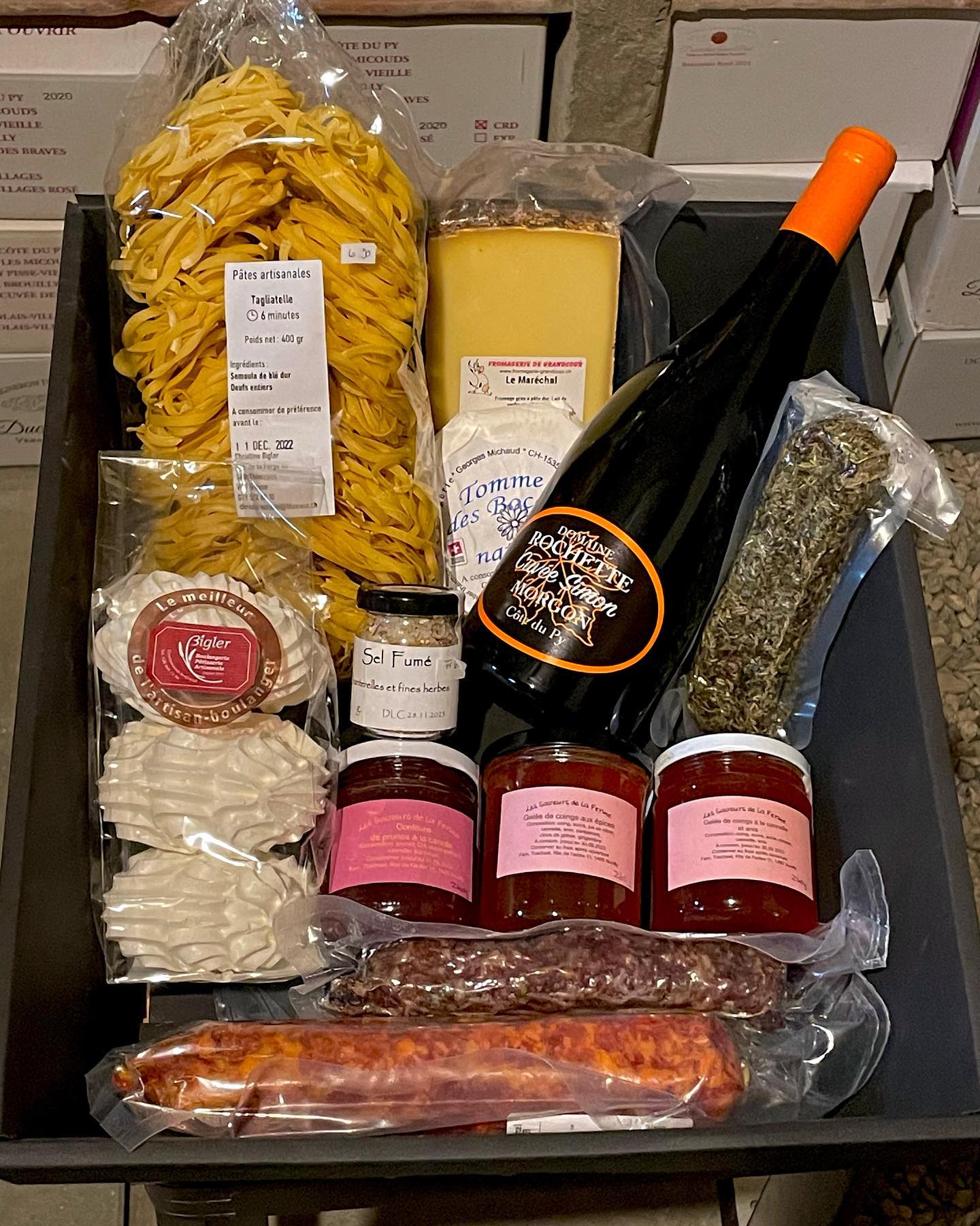 Futurs paniers en approche, produits locaux des « Saveurs de la ferme »… #gamay #beaujolais #produitslocaux #vin #wine #suisse #gayvinssuisse