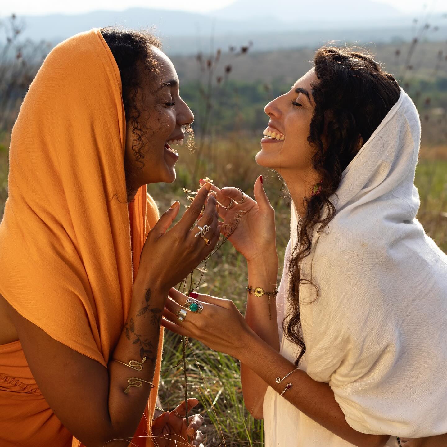 Você já se perguntou por que tantas vezes parece difícil sustentar a vibração elevada em meio à vida cotidiana? Parece que por mais que a gente foque no positivo, sempre aparece algo para nos tirar da graça, testar a nossa plenitude. A verdade é que o êxtase que experimentamos vibrando alto não é algo reservado para poucos iluminados ou para momentos raros. O êxtase é a expressão mais natural do nosso ser quando estamos vibrando a verdade da nossa essência. 🌟
Desde o nascimento, carregamos em nosso corpo a capacidade inata de sentir prazer, conexão e alegria profunda. No entanto, ao longo da vida, somos condicionados por traumas, crenças e sistemas que nos desconectam desse estado original. Esses bloqueios nos afastam de algo que é, por direito, parte da nossa natureza humana: viver em plenitude, autenticidade e êxtase.
Como no @vibramaisalto a gente gosta mesmo é do mundo real, olho no olho, aura com aura, estamos aqui para te propôr passar a páscoa de 2025 com a gente na Chapada dos Veadeiros, com @cami_brito_ @portal.pavitra e @indravelosomusic em uma jornada de 04 dias em meio às cachoeiras do cerrado para SER PRAZER 🌹
No Retiro SER PRAZER, vamos investigar essas desconexões e explorar ferramentas para dissolvê-las, resgatando nossa capacidade de sentir e expressar a vida em sua totalidade. Por meio de práticas holísticas, reconexão com o corpo e cura interior, você pode acessar esse estado expansivo que é seu por natureza. 🌿
🌟 A vida de êxtase é um convite que já existe dentro de você. Vamos nos abrir para receber? Detalhes no link da bio.
#VibraMaisAlto #SerPrazer