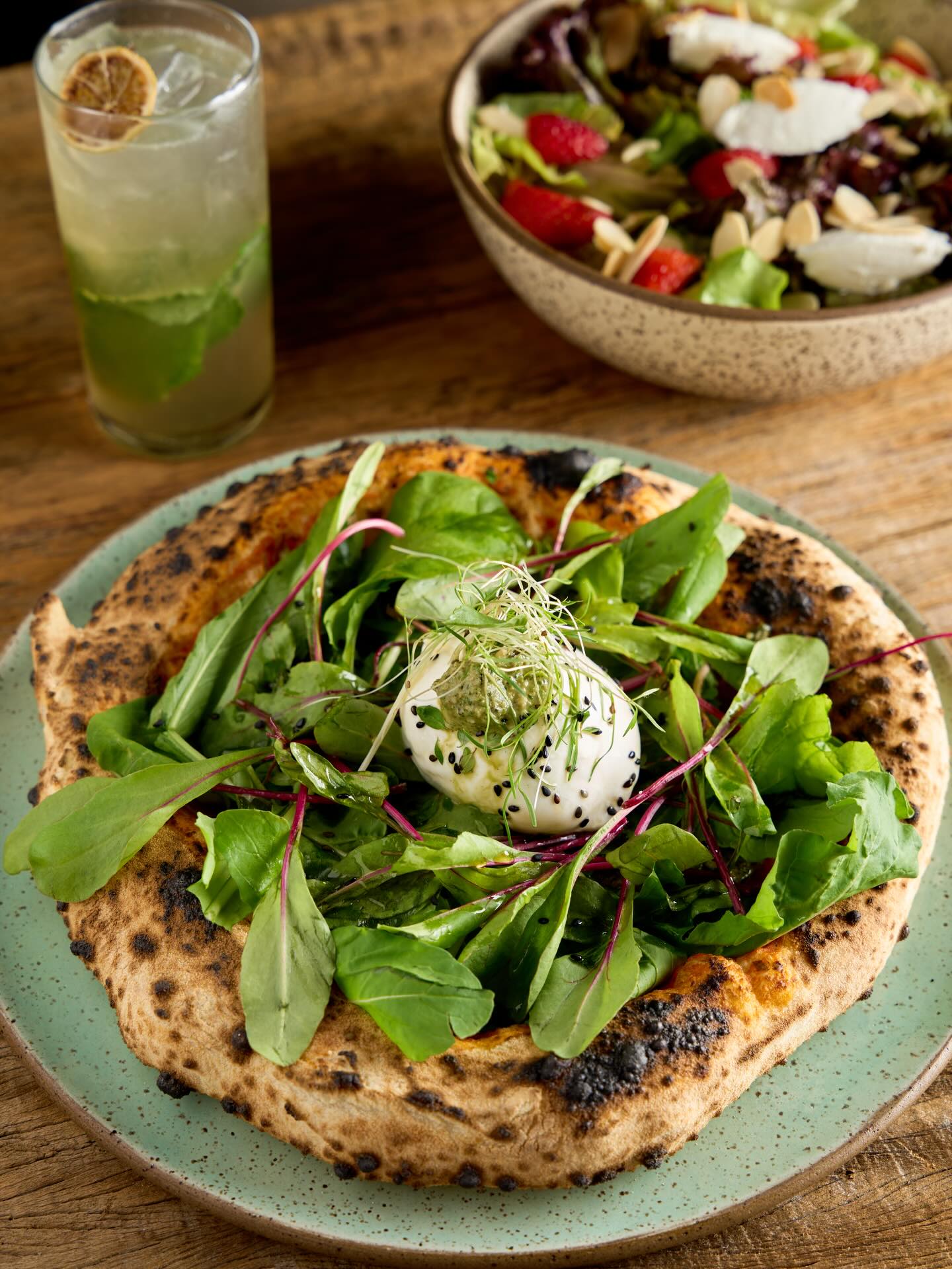 Entre chegadas e mesas postas, nosso salão ganha vida para mais uma noite de terça-feira.