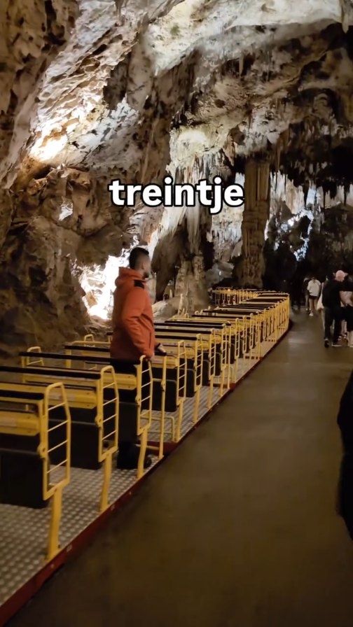 De Postojna Grotten in Slovenië zijn echt een must-see! 🇸🇮
Met een trein rijd je door de 25 kilometer diepe grot. Daarmee is het de langste grot van Europa! Daarna stap je uit en wordt je rondgeleid.
Het is super indrukwekkend en je mag dit zeker niet missen als je in Slovenië bent!
👉 Volg voor meer reisinspiratie!
👉 Plan je volgende reis met Met Thijs op Reis