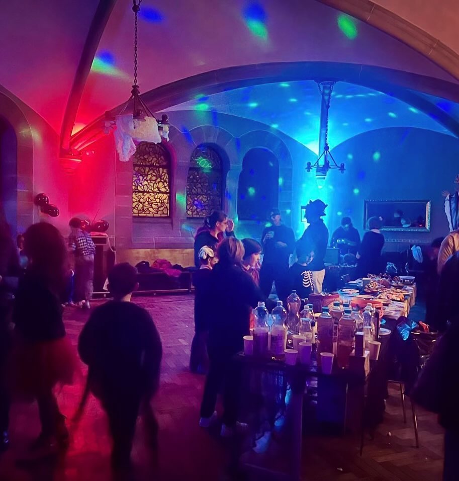 Halloween-Party in unserer Chorkapelle 🎃🕸️🕯️🍭
.
.
.
📷 @sandraluziaschafroth #halloween #allerheiligen #jackolantern #pumpkin #kürbis #party #trickortreat #süßesodersaures #partyraum #chor #kapelle #costume #cosplay #kulturkirche #pauluskirche #basel #baselswitzerland #thisisbasel #schweiz