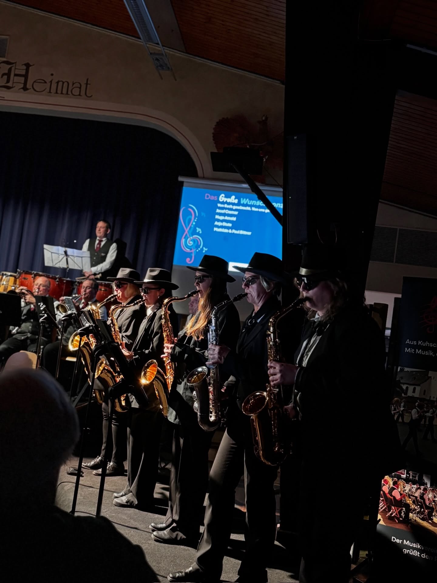 Wunschkonzert in Hagen 🥳
Vergangenen Samstagabend wurde unsere Halle zum Schauplatz eines ganz besonderen Konzertabends! 💫 Wochenlange Proben haben sich gelohnt: Beim Wunschkonzert durfte das Publikum das Programm selbst mitbestimmen – und die finale Auswahl wurde live vor Ort auf der Leinwand enthüllt. Spannung bis zum letzten Moment! 🎼👀
Eröffnet wurde der Abend vom Vororchester und @jugendorchester_sorpetal mit tollen Stücken, darunter auch ein mitreißendes Taylor Swift Medley 🎤.
Danach zeigte das Hauptorchester unter der Leitung von @torsten.schmitte die ganze Bandbreite: von Walzer und Polka über Pop und Filmmusik bis hin zu 80er Rock – ein buntes Programm für jeden Geschmack! 🙌
Ein echtes Highlight war „Lord of the Rings“ mit beeindruckender Licht- und Bildbegleitung – Gänsehaut pur! 🧙♂️✨
Auch unsere BluesSisters am Saxophon haben das Publikum begeistert 🎷💙
Charmant und mit viel Humor führte uns Moderator Hubi durch den Abend und sorgte für beste Stimmung 😊
Danke an unser tolles Publikum, alle HelferInnen vor und hinter den Kulissen und unsere Familien, die uns immer den Rücken freihalten. ❤️
Jetzt starten wir schon in die nächste Runde: Schützenfestsaison, wir kommen!💨
#musikvereinkuhschisshagen #musik #konzert #wunschkonzert #sundern #hsk #orchester #herrderringe #taylorswift #jugendorchester