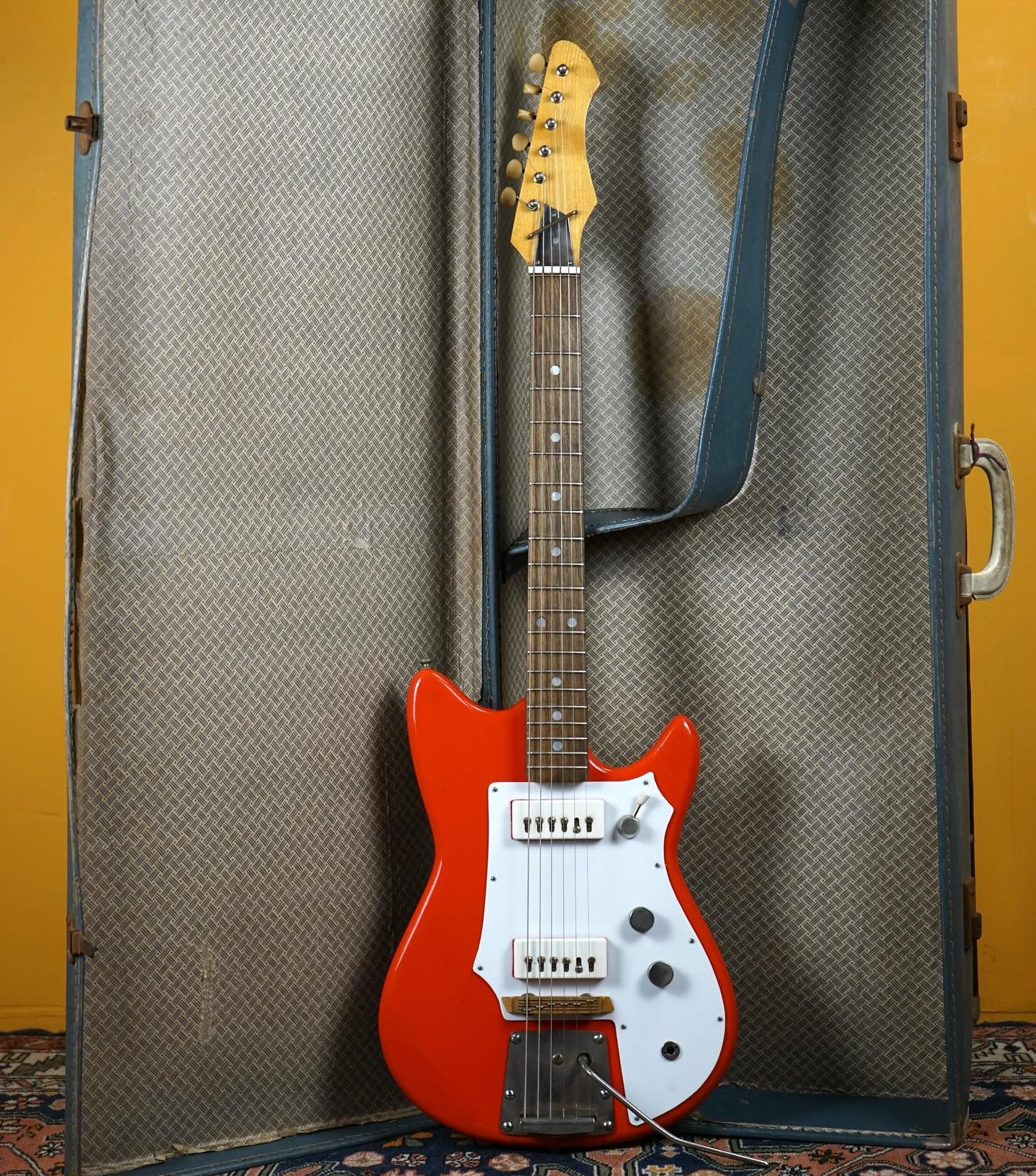 1964 Selmer Futurama 2.
A quirky little Euro-made entry level guitar, which was a staple offering at Selmer during the decade.
Swipe to see it featured in a 60s Selmer catalogue where it retailed for a mere 25 Guineas (George Harrison’s model 3, pictured left, retailed for 45 Guineas at the time).
It came with this (somewhat tatty) case, which I believe it would’ve been supplied with at the time.
Sold, but too cool not to post!