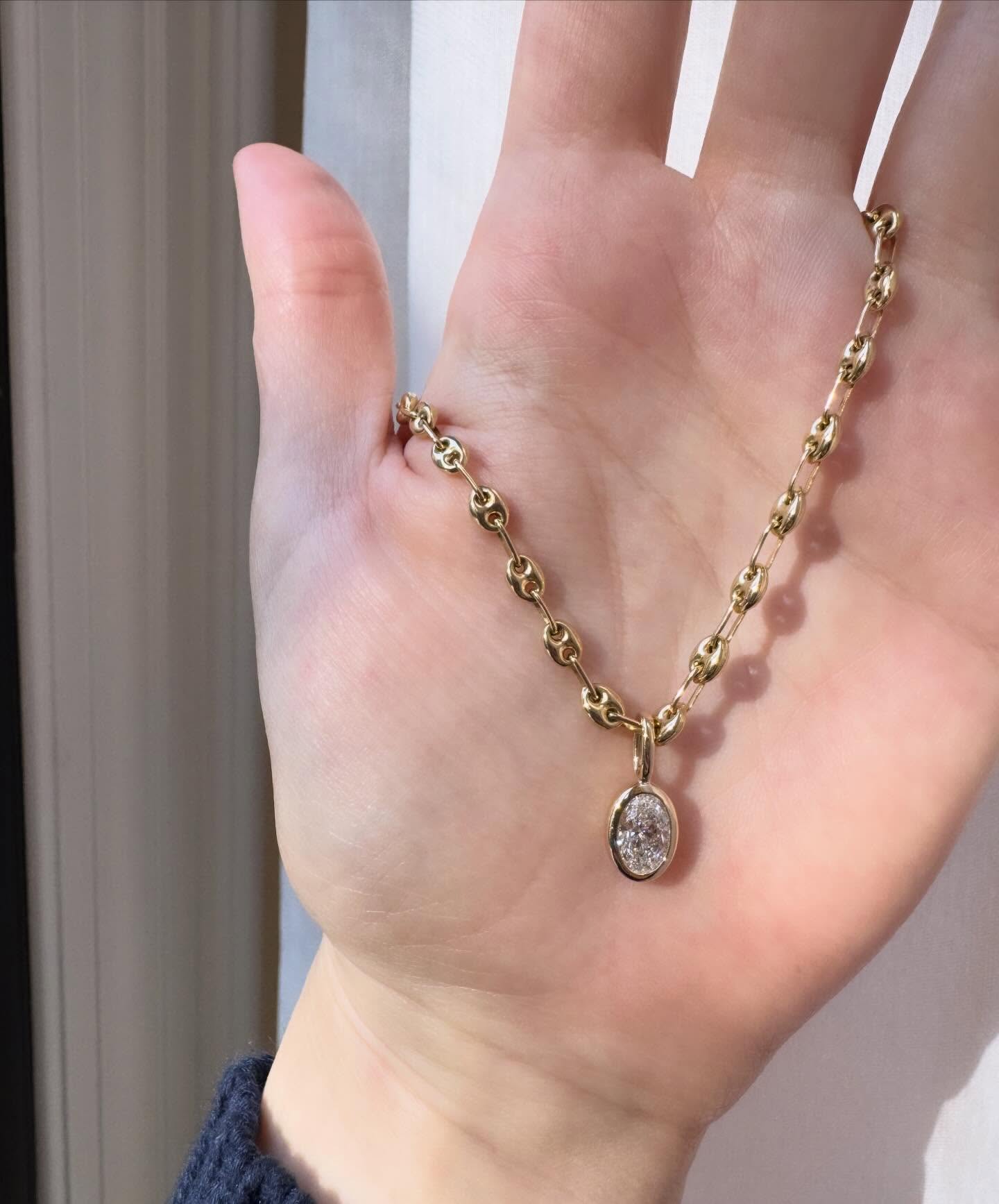 Bezel oval pendant on puffed mariner chain picked up last week ✨