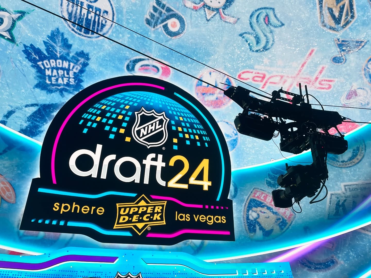 Proud to work on the first ever live 2024 NHL Draft from The Las Vegas Sphere. This one of a kind spectacle was captured by the Dactylcam rig spanning 200’ in the sphere. Alongside was the Rythym dolly with Defy’s EX350 stabilized head.
.
.
.
.
.
.
#defyproducts #reelbrosmedia #newtonnordic #nhl #nhldraft #2024nhldraft #sports #entertainment #camera #cameraoperator #cameraoperatorlife #lasvegas #thesphere #thespherelasvegas