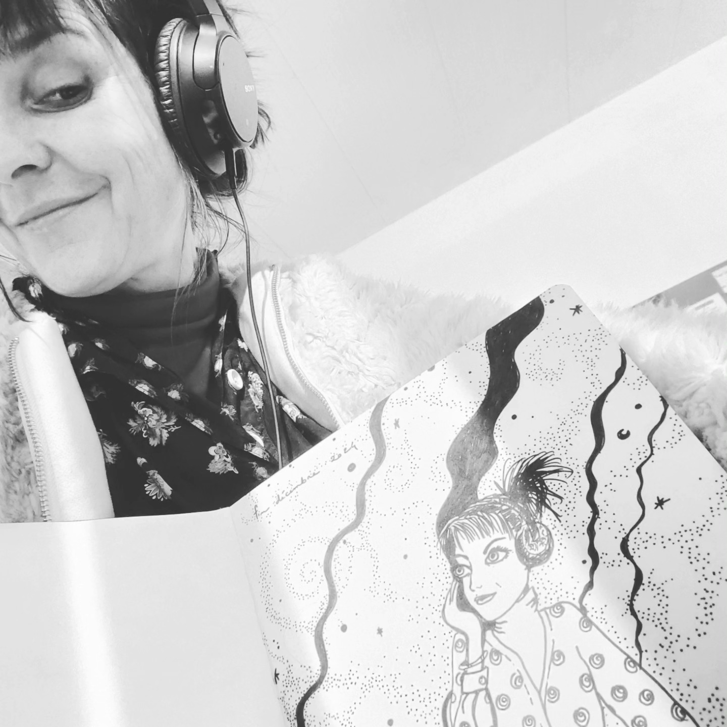 Petit rendez-vous avec moi-même...
Un carnet, un feutre noir.
Auto-portrait, sans photo ni miroir.
Juste à l'intérieur....
La seule constante est le changement !
Ainsi je crée, en voyage immobile,
Des mondes minuscules, différents, parallèles.
#meetanartist #dreamer #thinking #meditationart #points #dessin #artiste #artworklife #pauseart